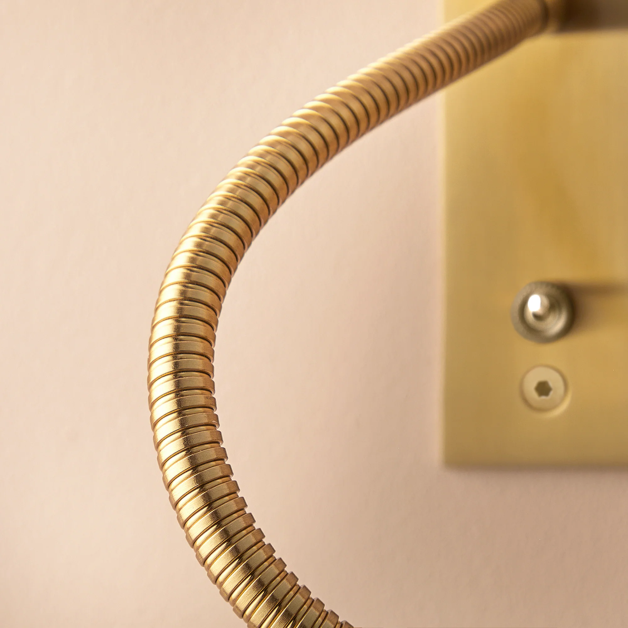 Flex wall light in antique brass finish - Image 4