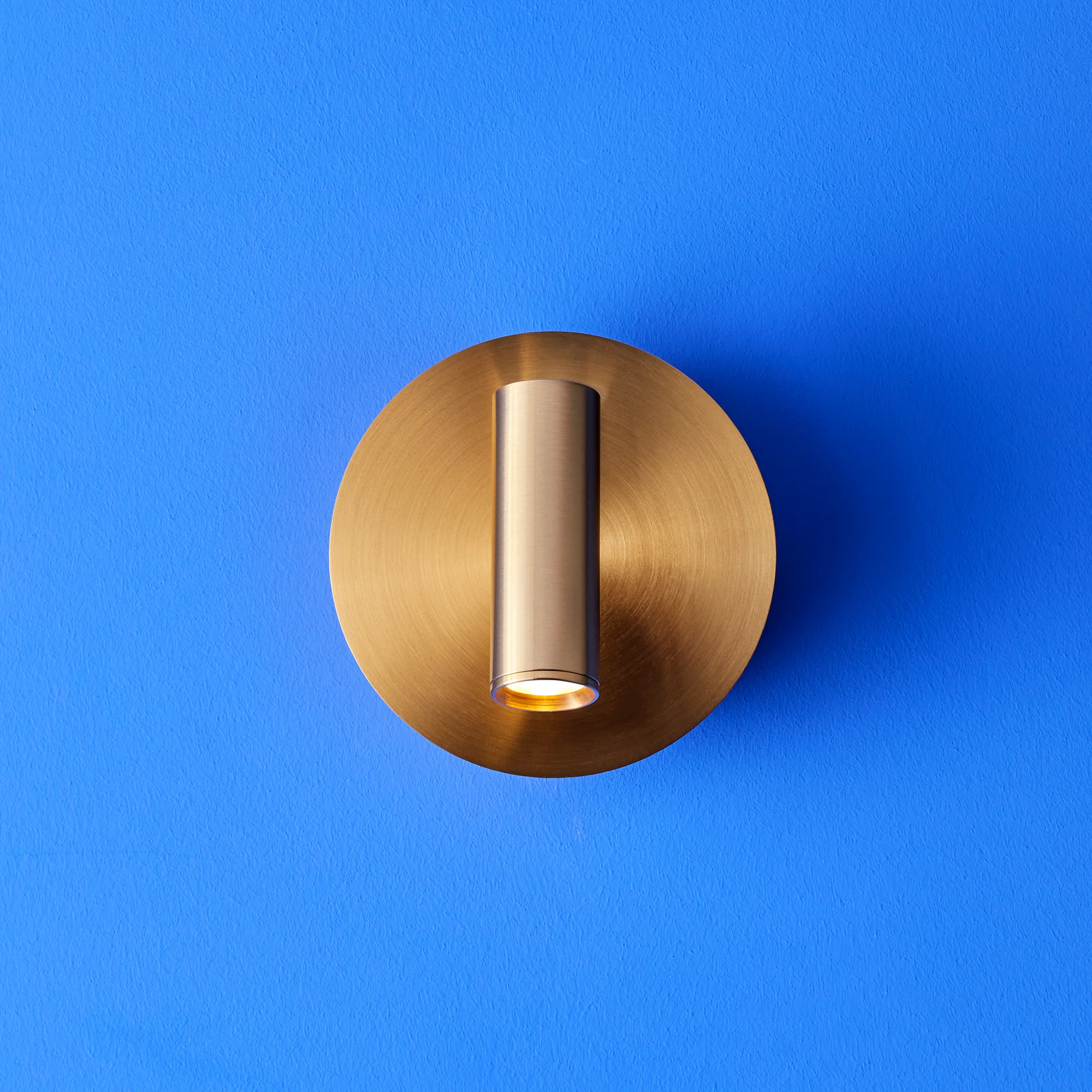 Focus rechargeable wall light in antique brass - Image 11