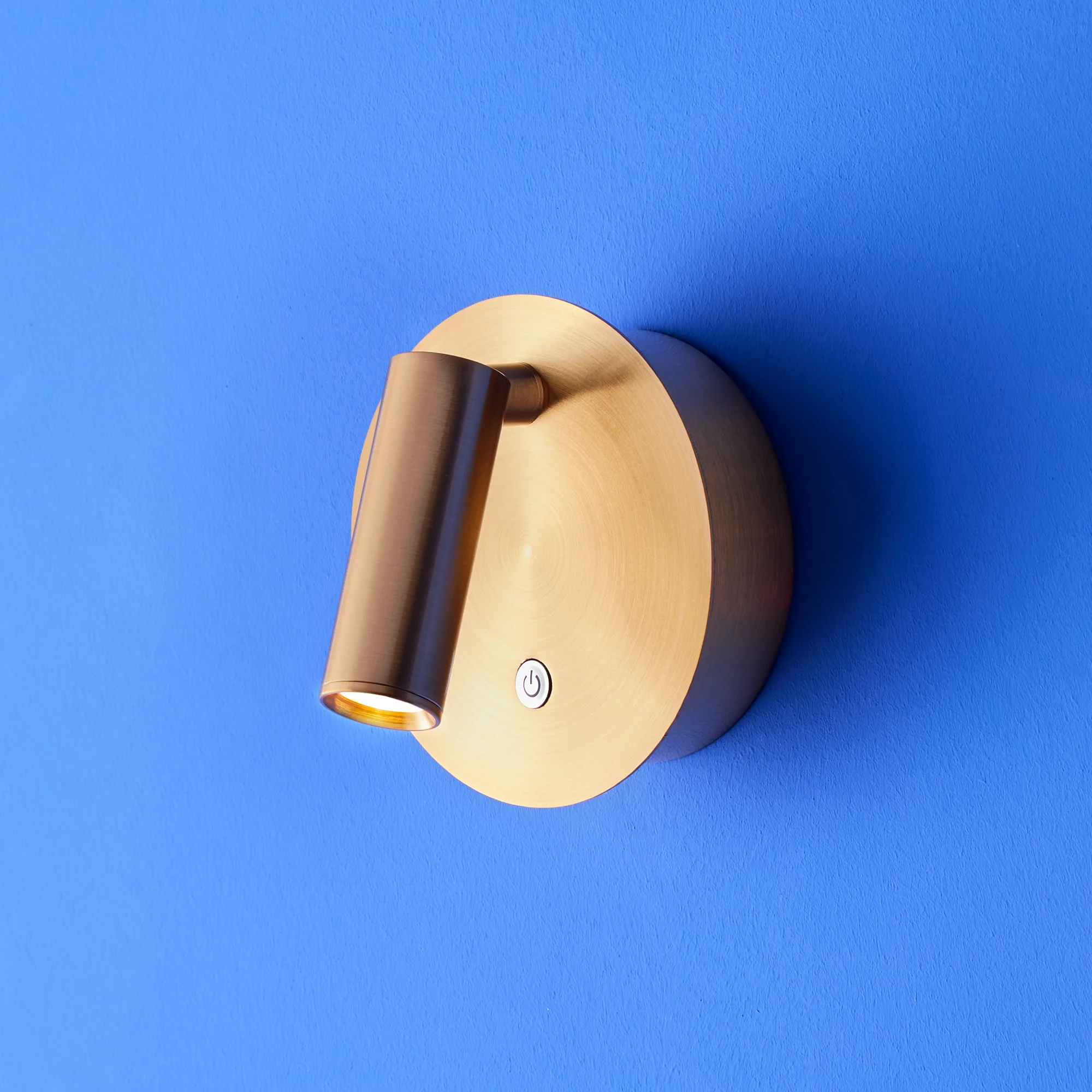 Focus rechargeable wall light in antique brass - Image 2