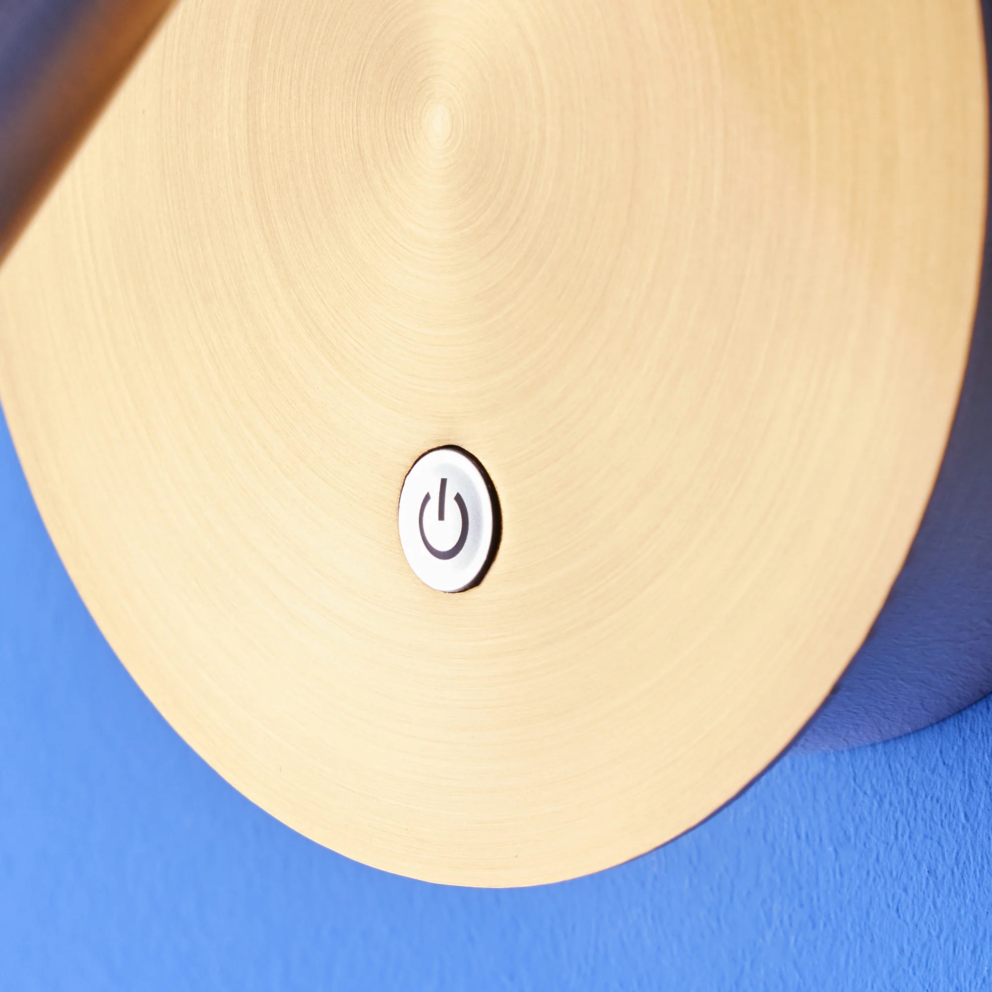 Focus rechargeable wall light in antique brass - Image 3