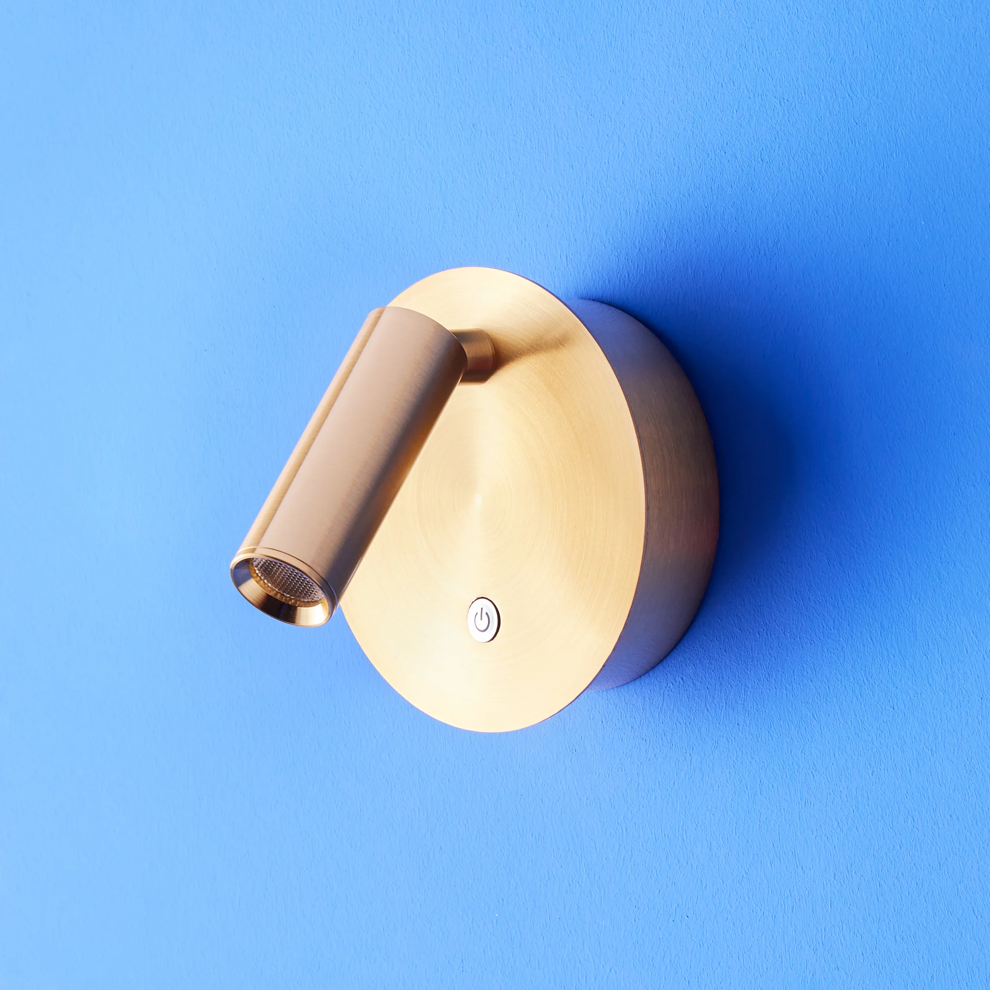 Focus rechargeable wall light in antique brass - Image 6