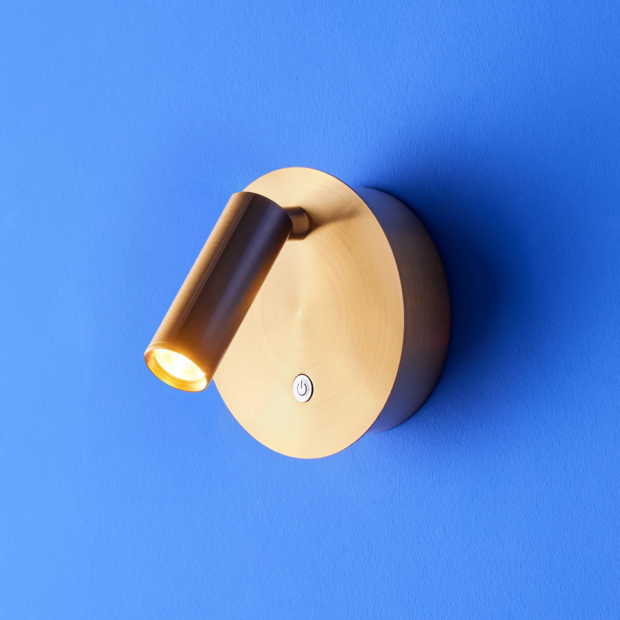 Focus rechargeable wall light in antique brass - Image 7