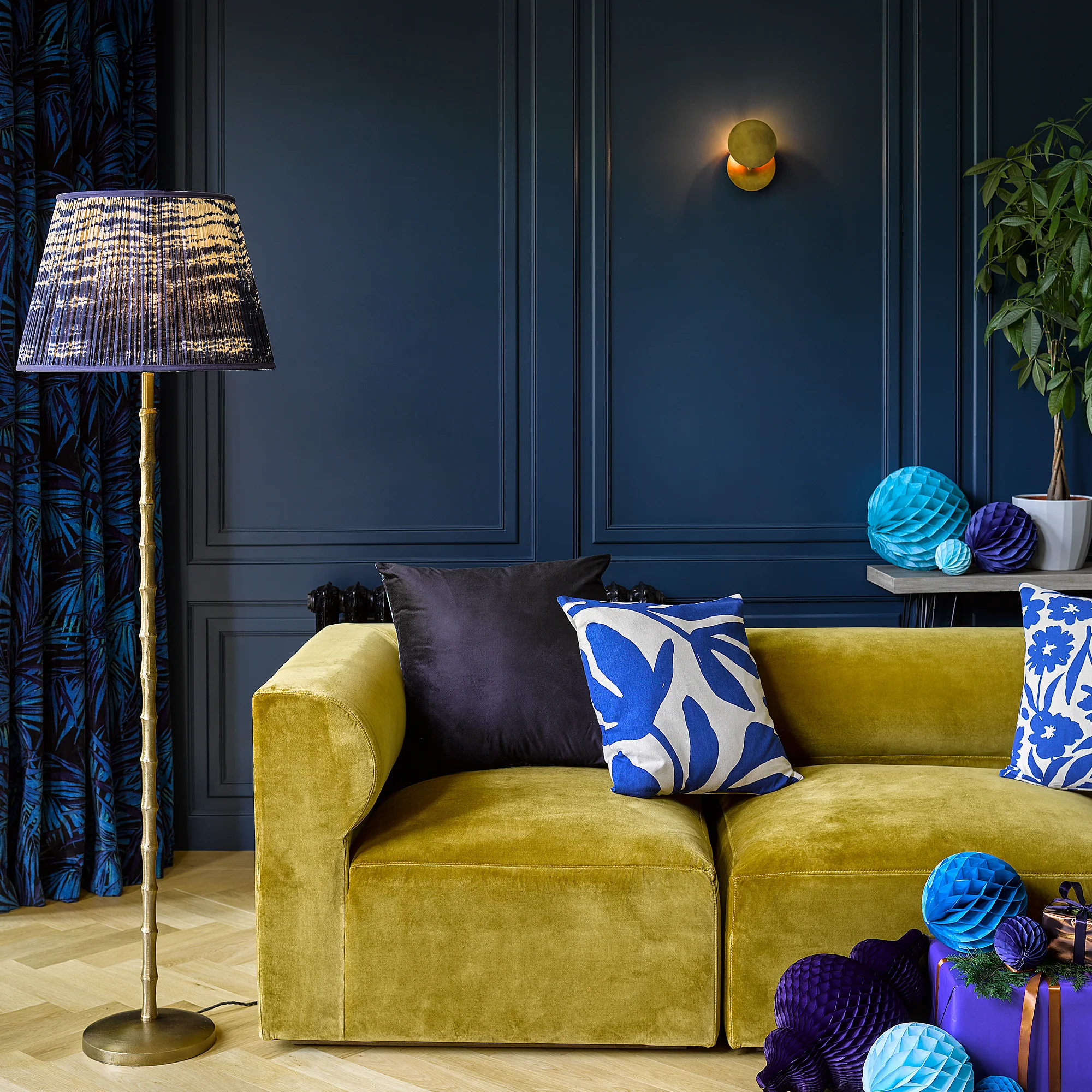 Franz wall light in aged brass finish - Image 3