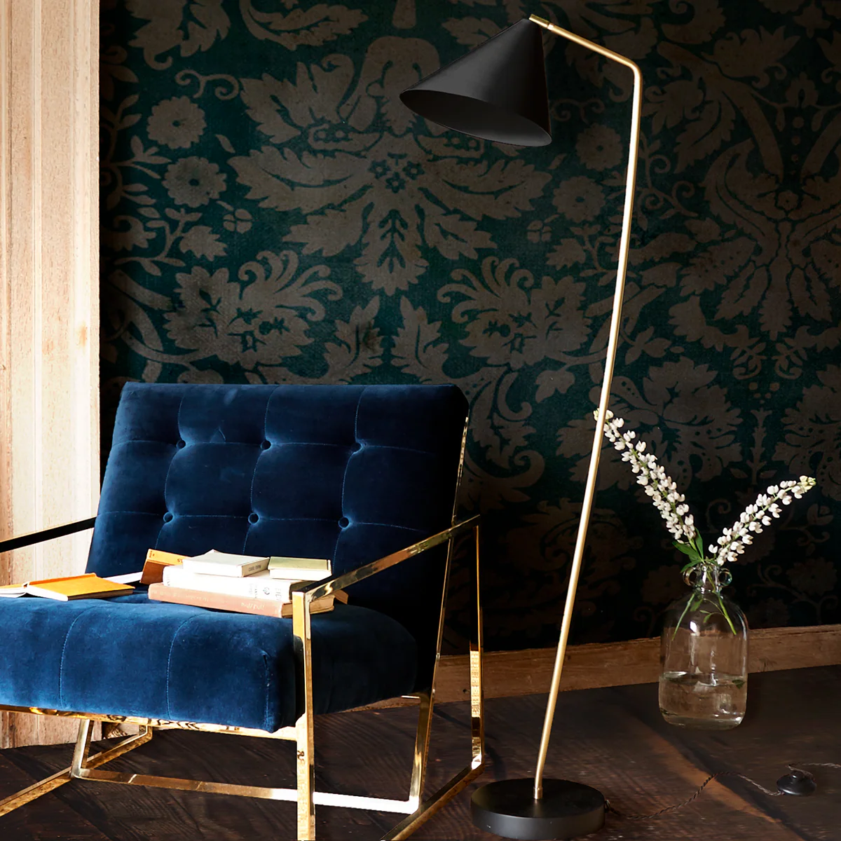 Galore floor lamp in brass with a black shade - Image 5