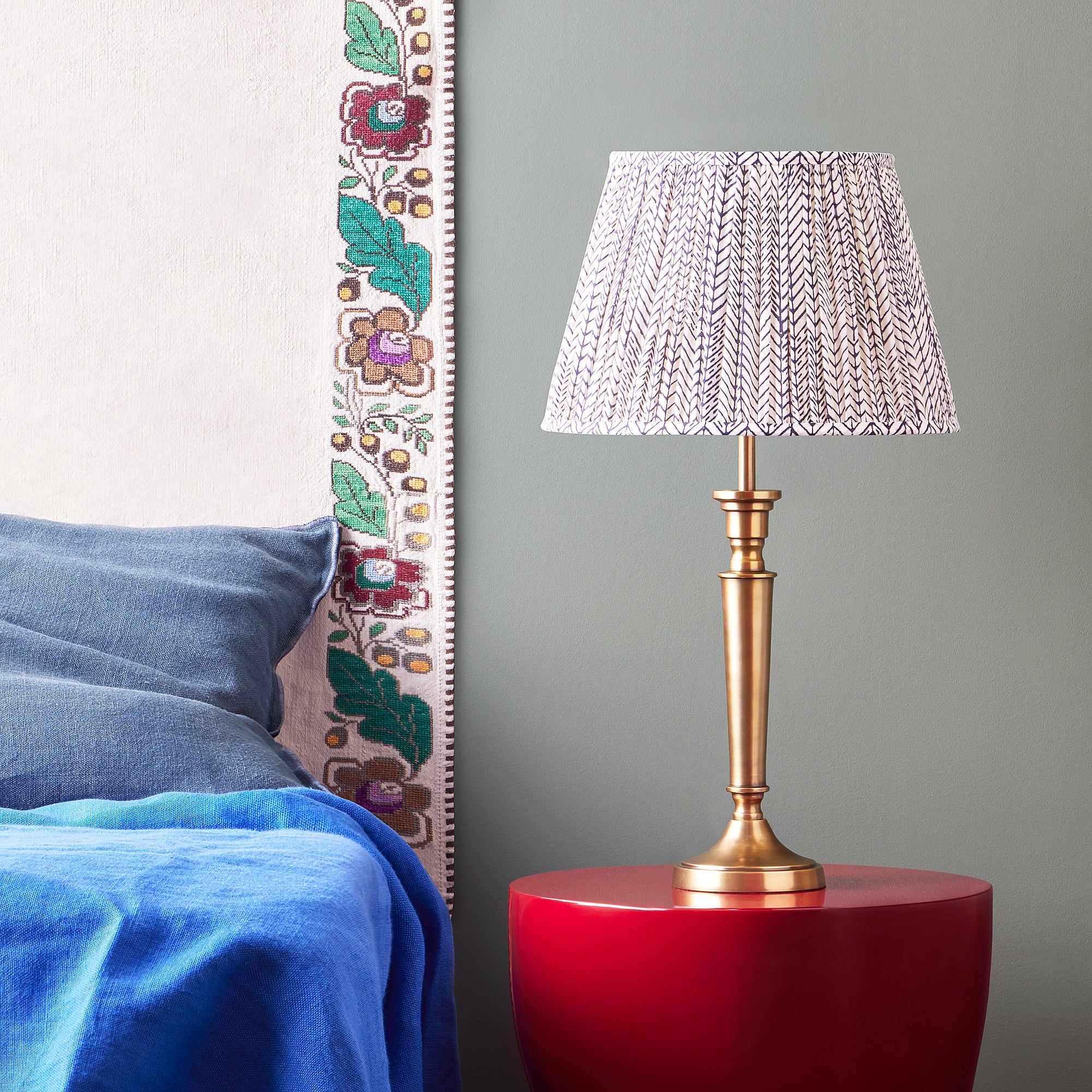 Goff table lamp in aged brass - Image 6