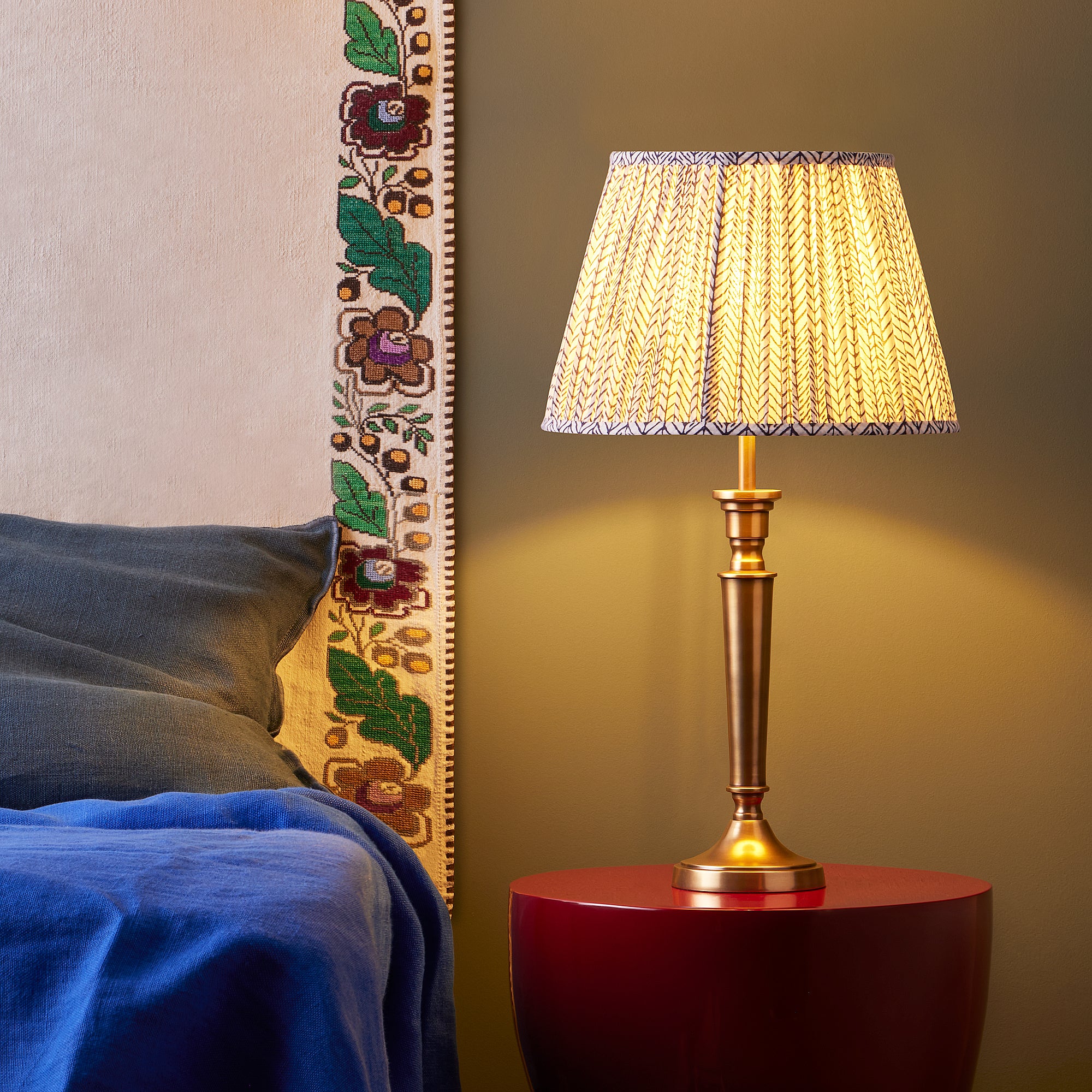 Goff table lamp in aged brass - Image 7