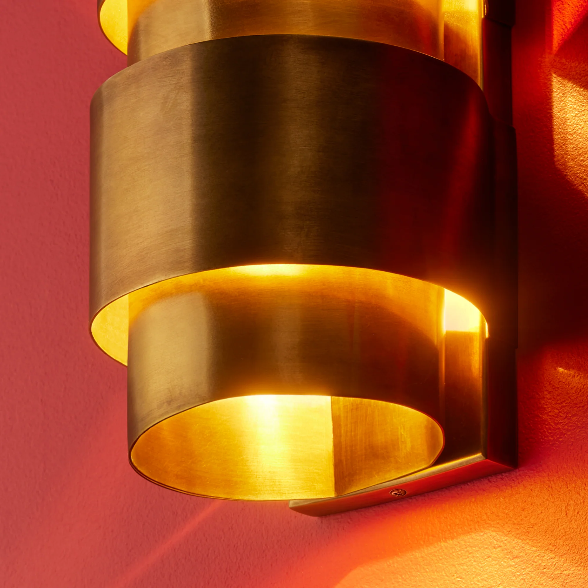 Goodman wall light in antique brass finish - Image 4