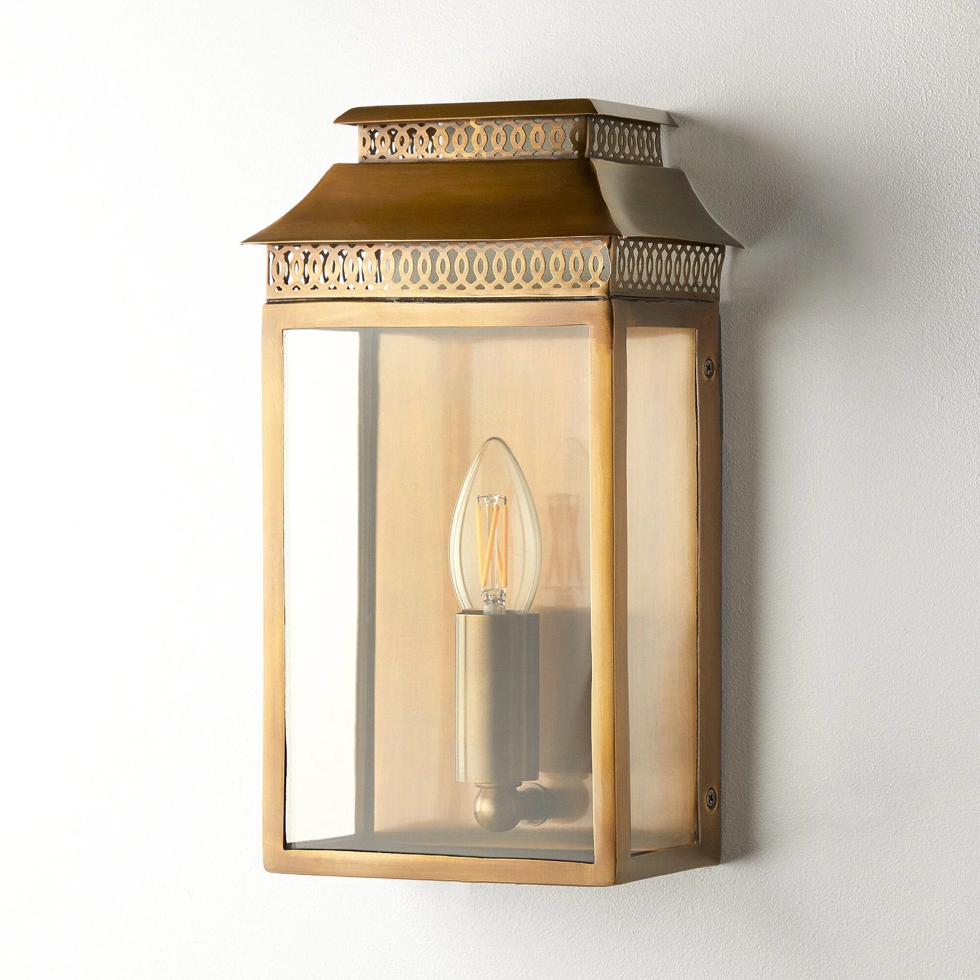 Hastings exterior IP44 wall light in antique brass - Image 2