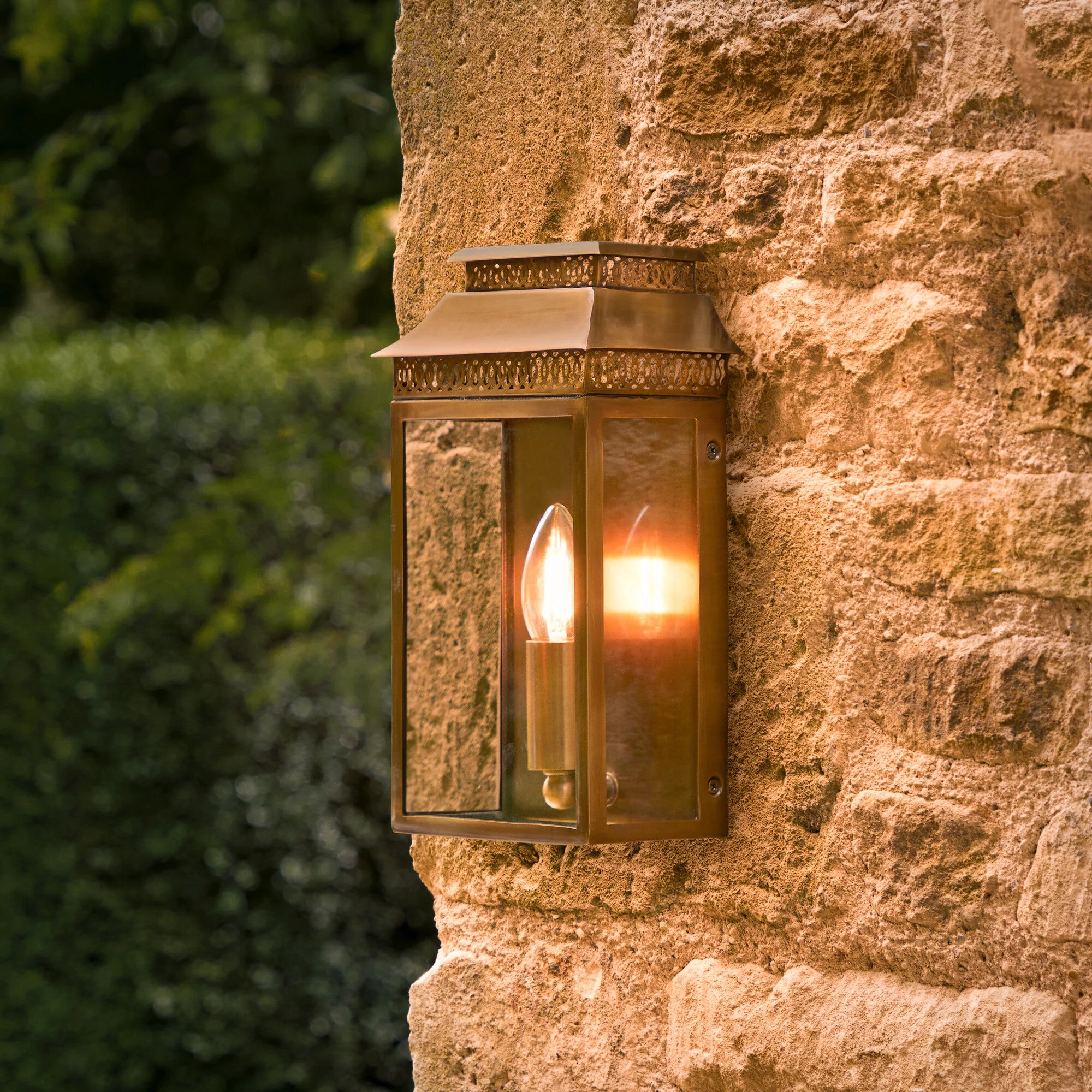 Hastings exterior IP44 wall light in antique brass - Image 3