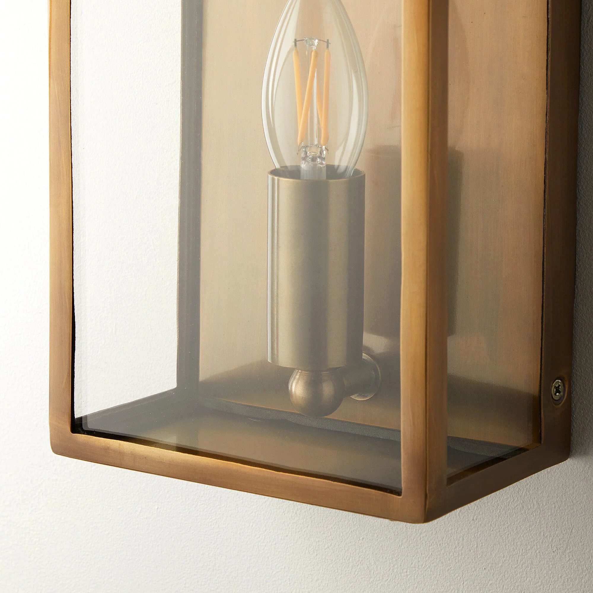 Hastings exterior IP44 wall light in antique brass - Image 4