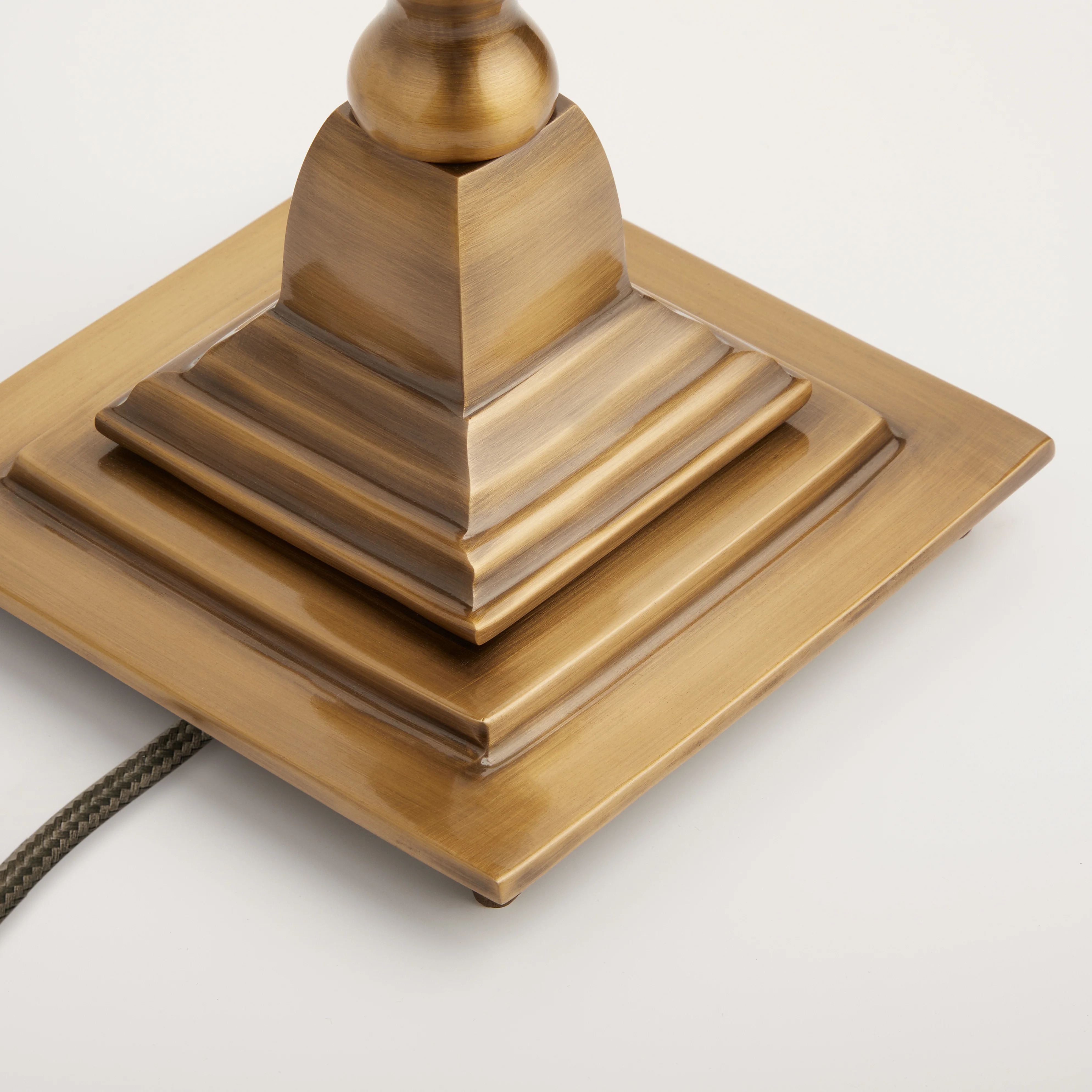 Holmes table lamp in antique brass - Image 3