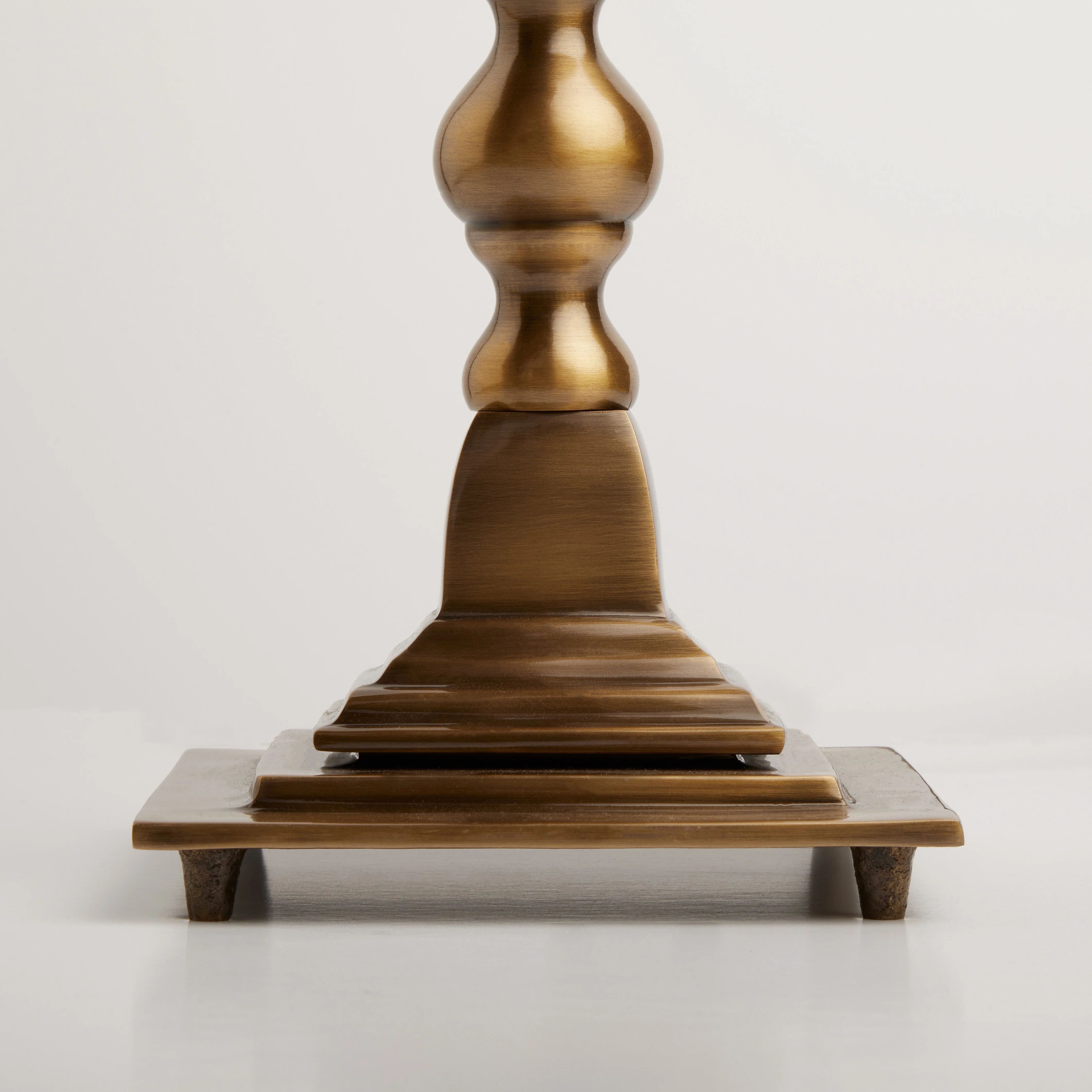 Holmes table lamp in antique brass - Image 5