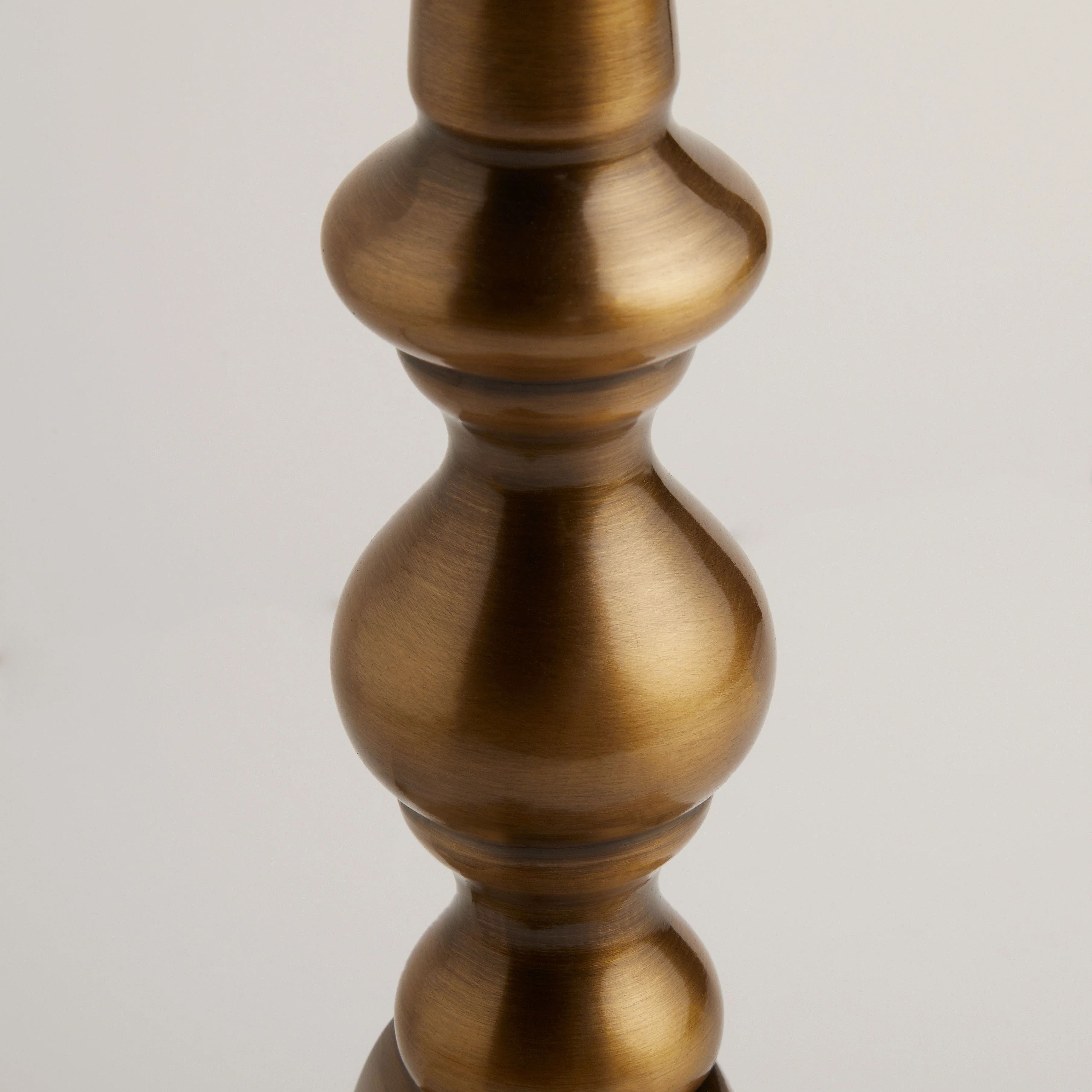 Holmes table lamp in antique brass - Image 6