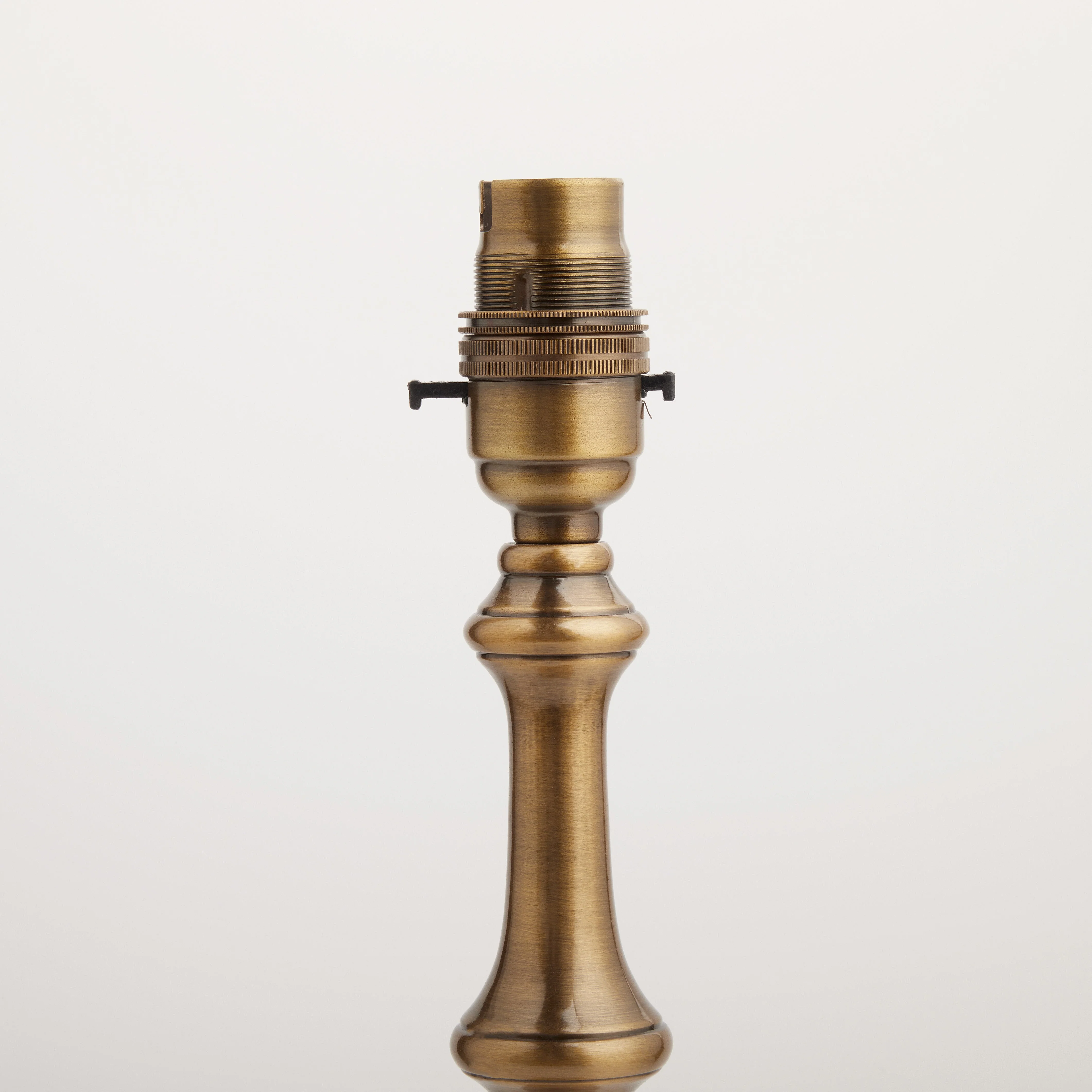 Holmes table lamp in antique brass - Image 7