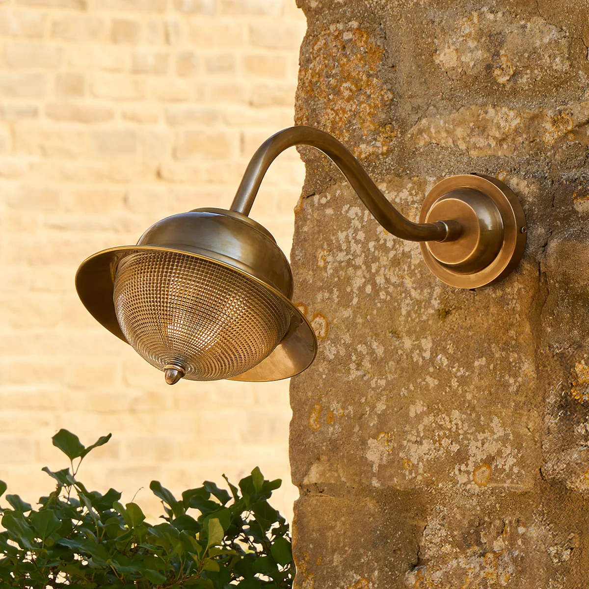 Holophane IP44 exterior wall light in brass - Image 10
