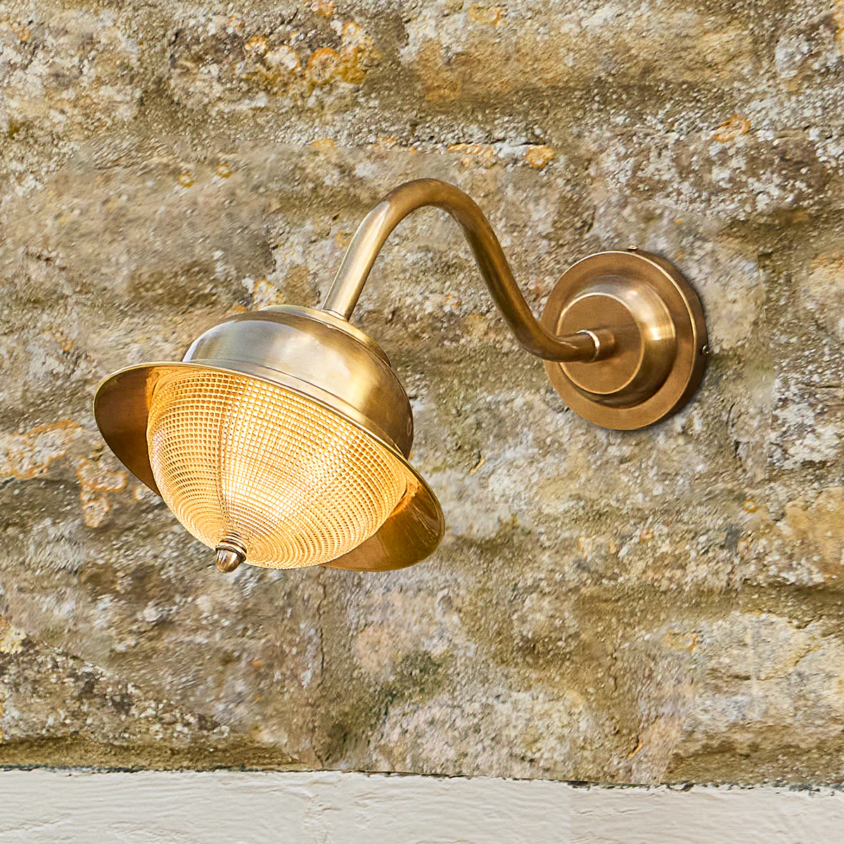 Holophane IP44 exterior wall light in brass - Image 2