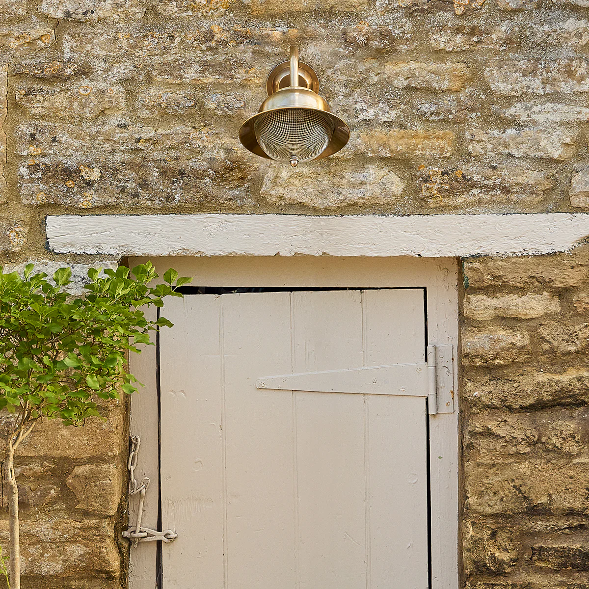 Holophane IP44 exterior wall light in brass - Image 5