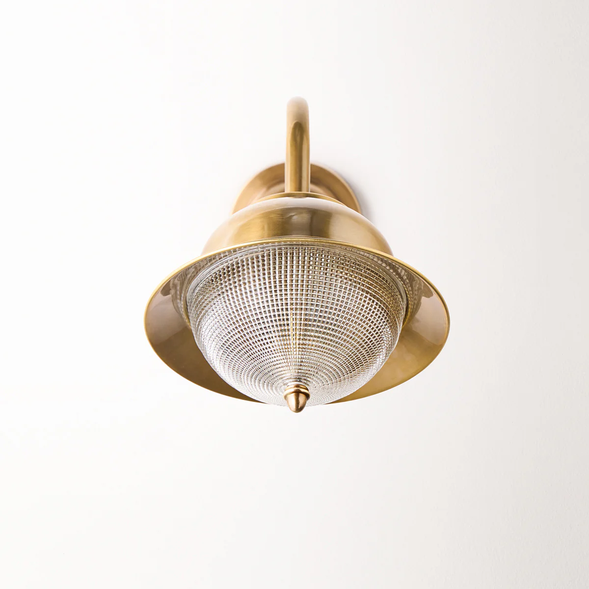 Holophane IP44 exterior wall light in brass - Image 7