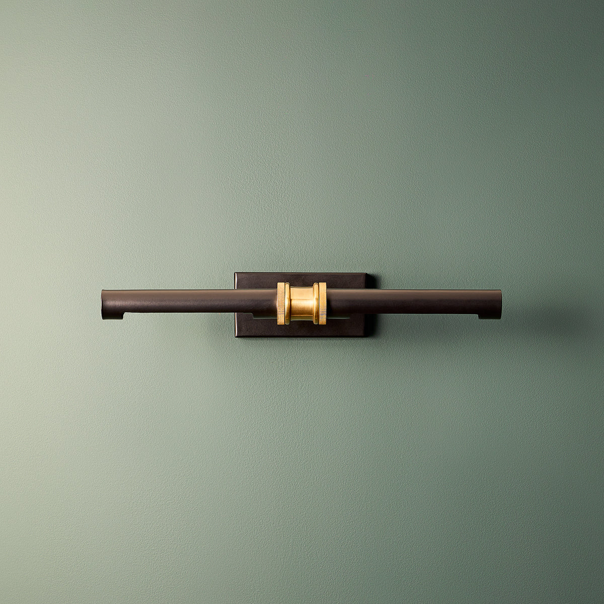 Regular Kahlo picture light in black and brass
