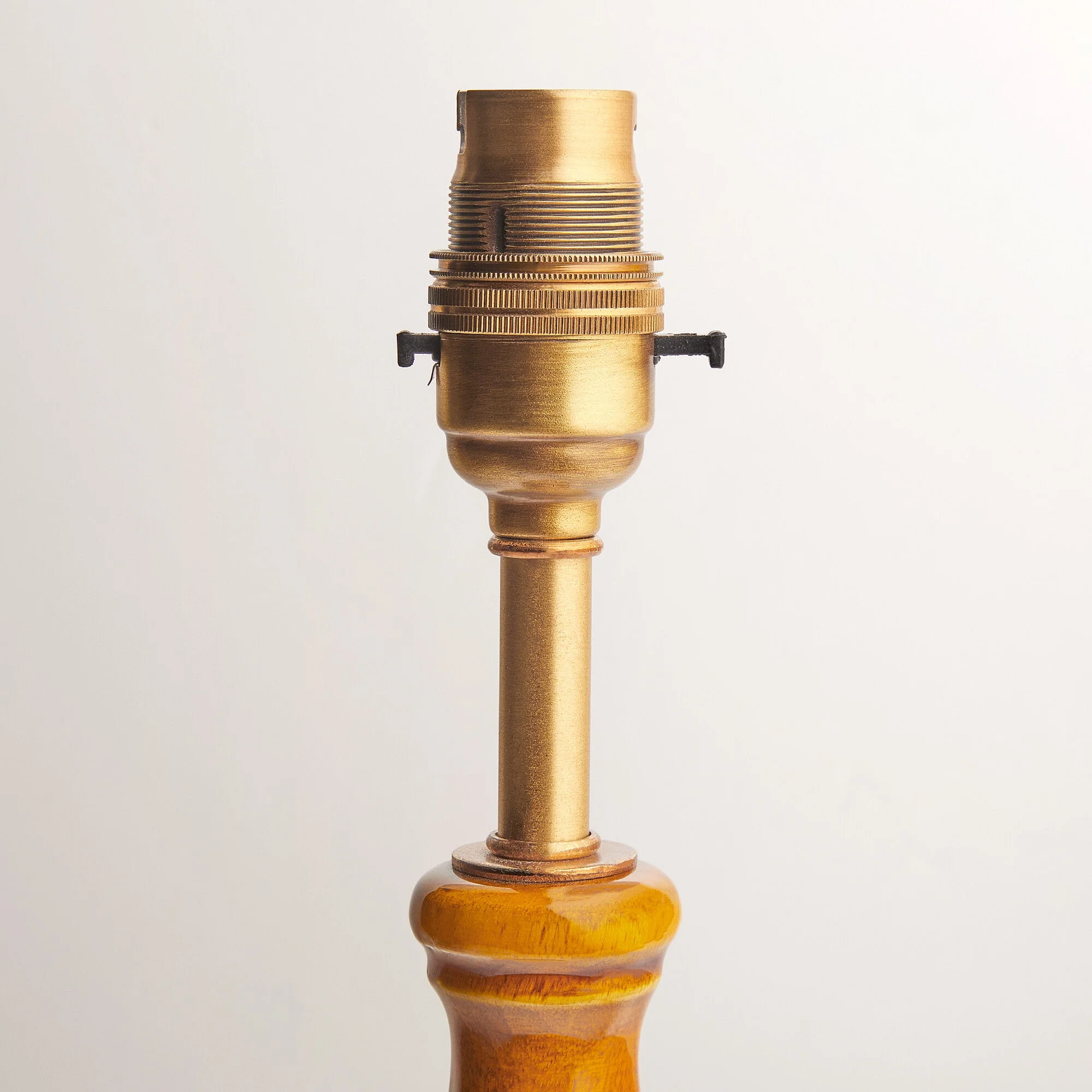 Kelpie table lamp in saffron lacquered wood - Image 3