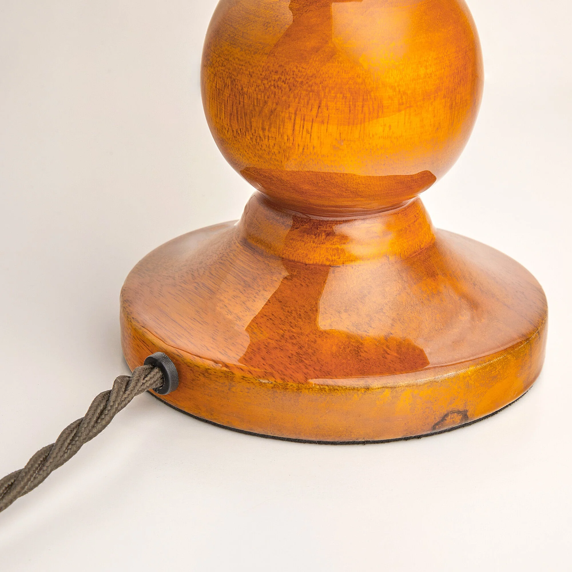Kelpie table lamp in saffron lacquered wood - Image 4