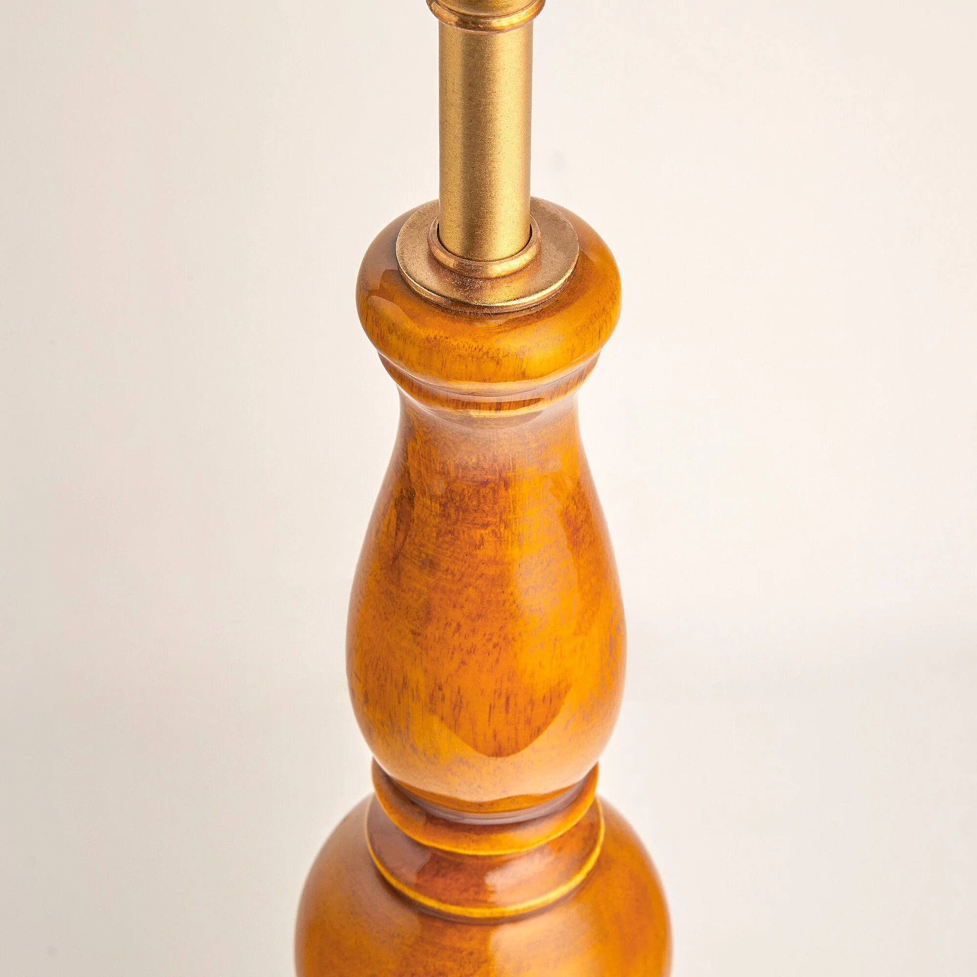 Kelpie table lamp in saffron lacquered wood - Image 6