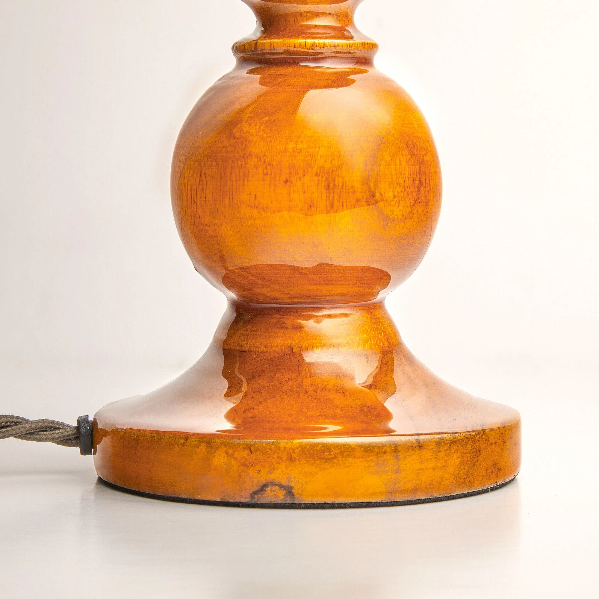 Kelpie table lamp in saffron lacquered wood - Image 9