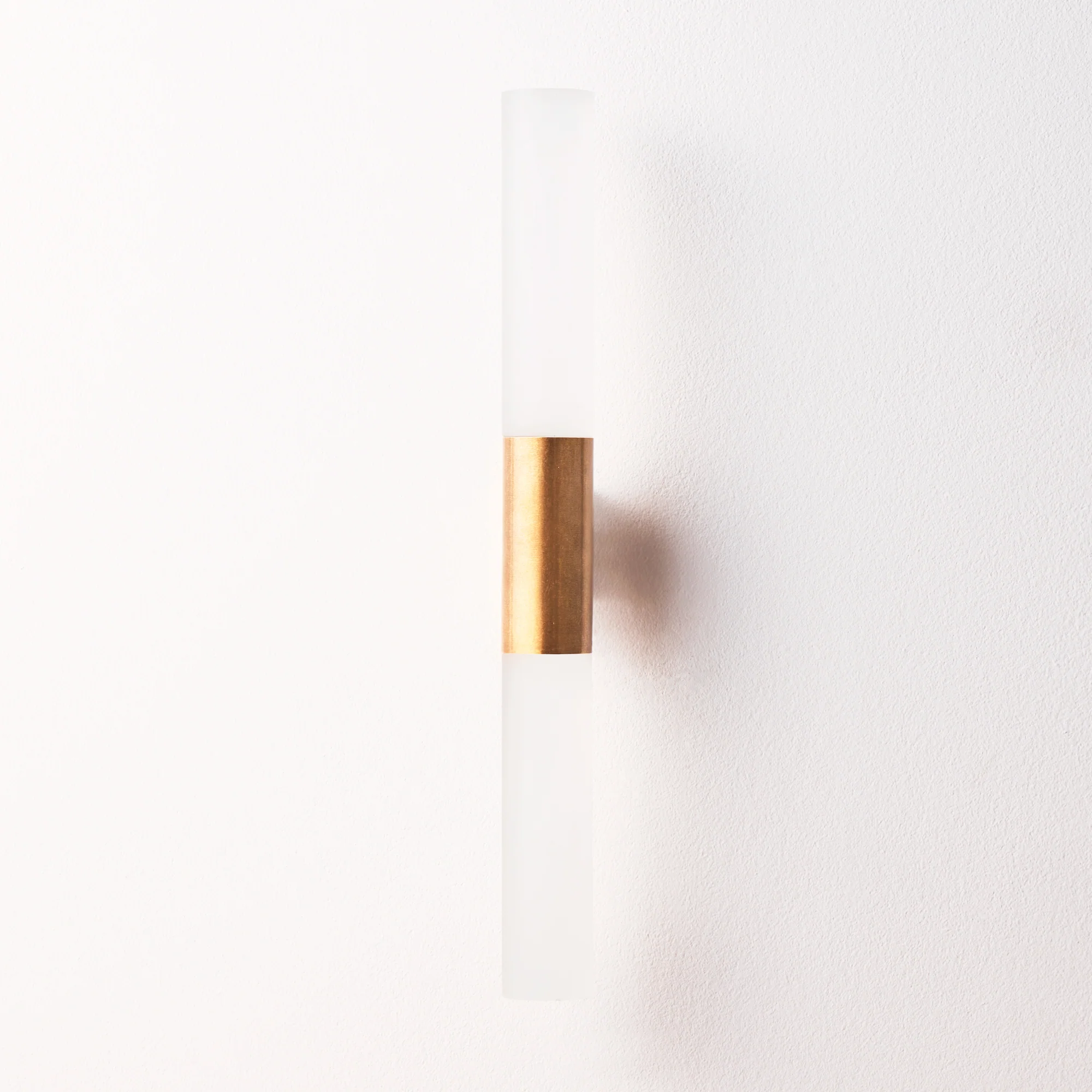 Kenobi IP65 wall light in brass - Image 10