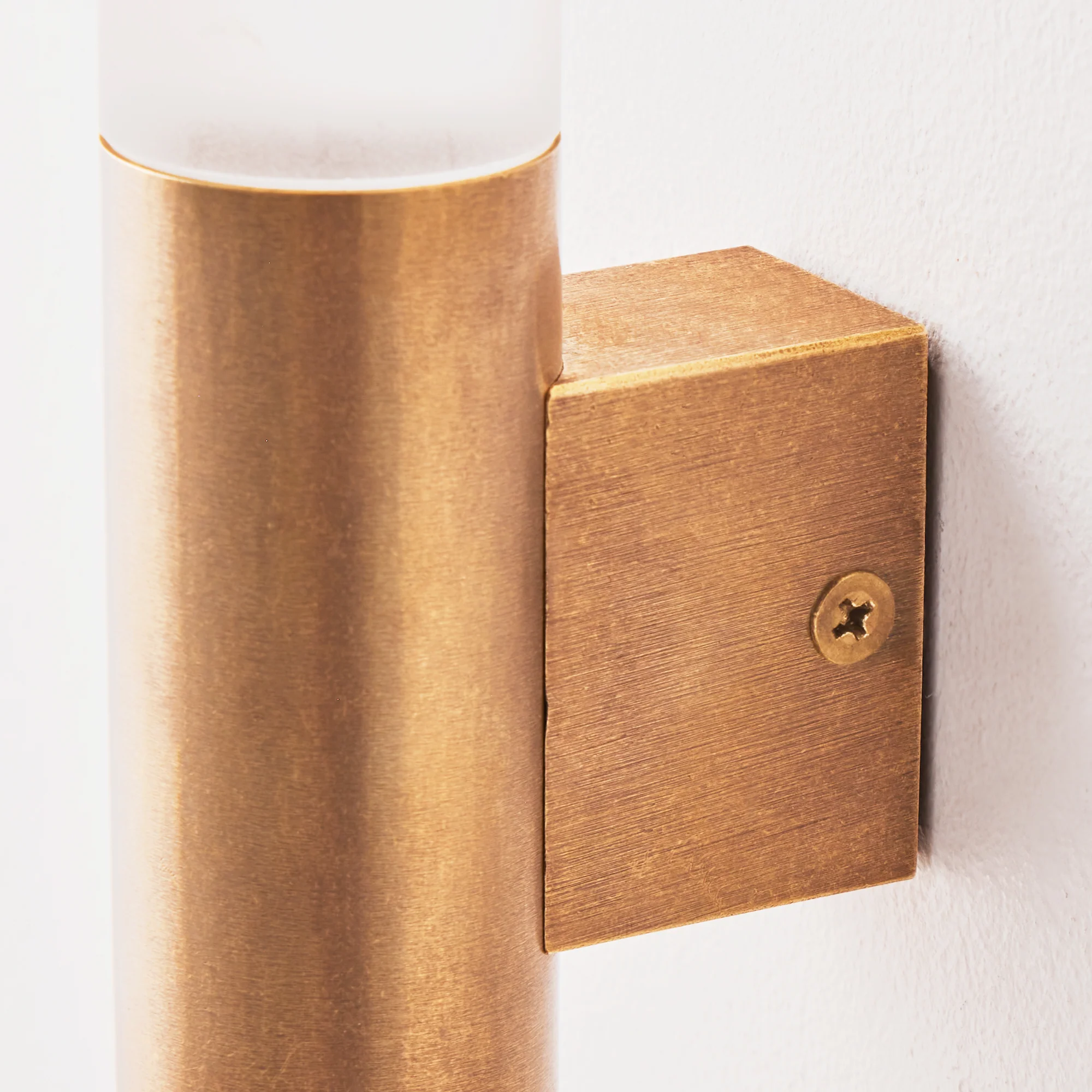 Kenobi IP65 wall light in brass - Image 3