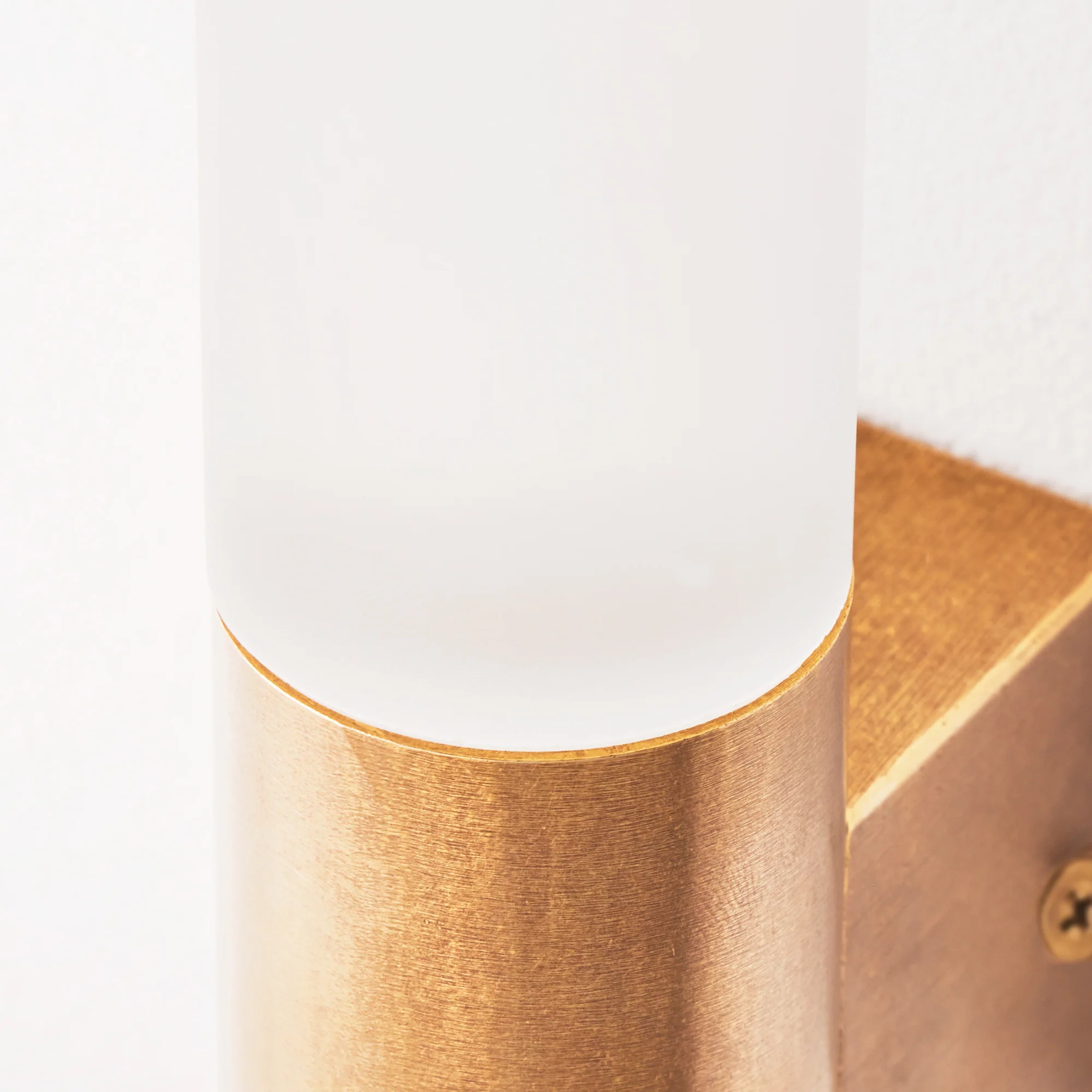 Kenobi IP65 wall light in brass - Image 4