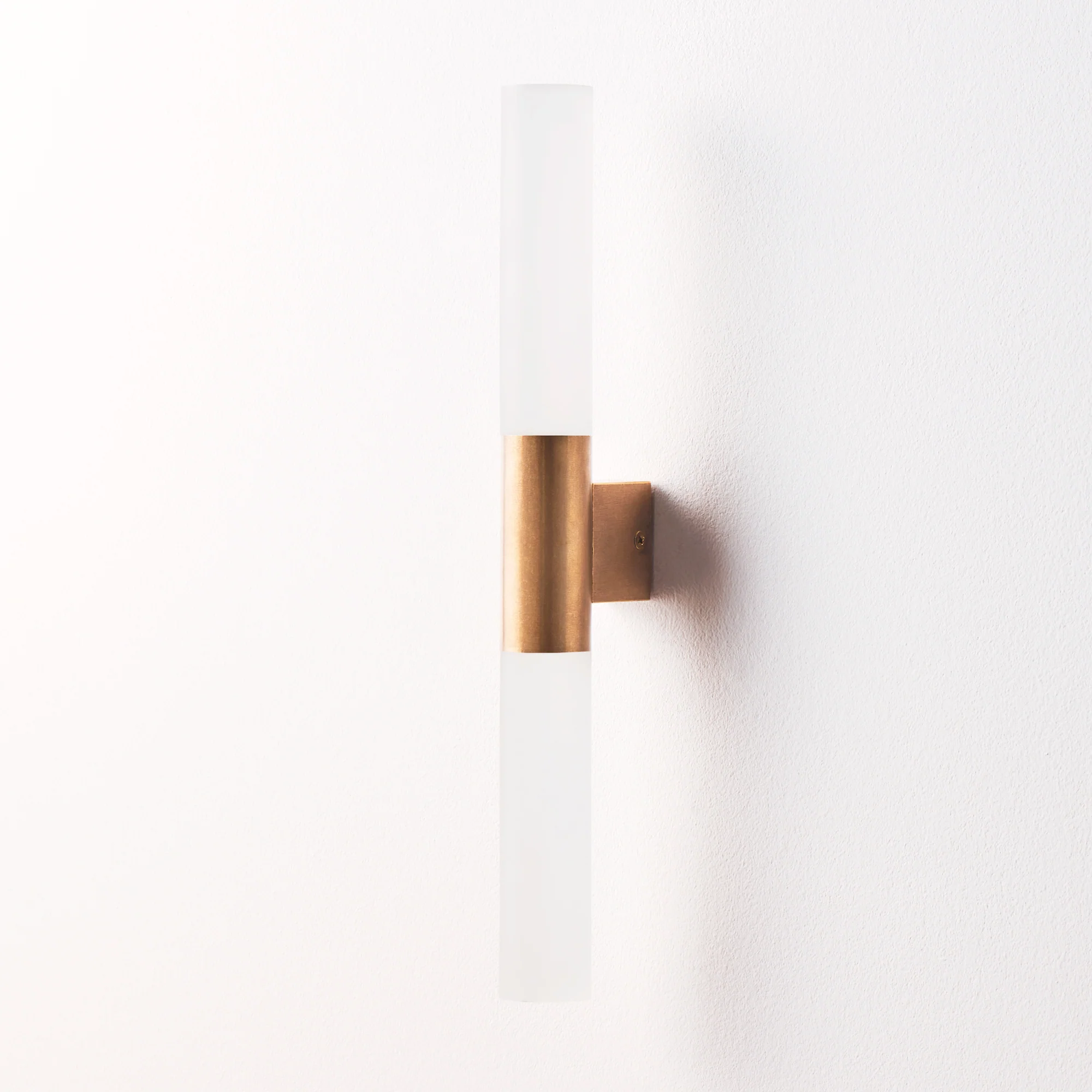 Kenobi IP65 wall light in brass - Image 5
