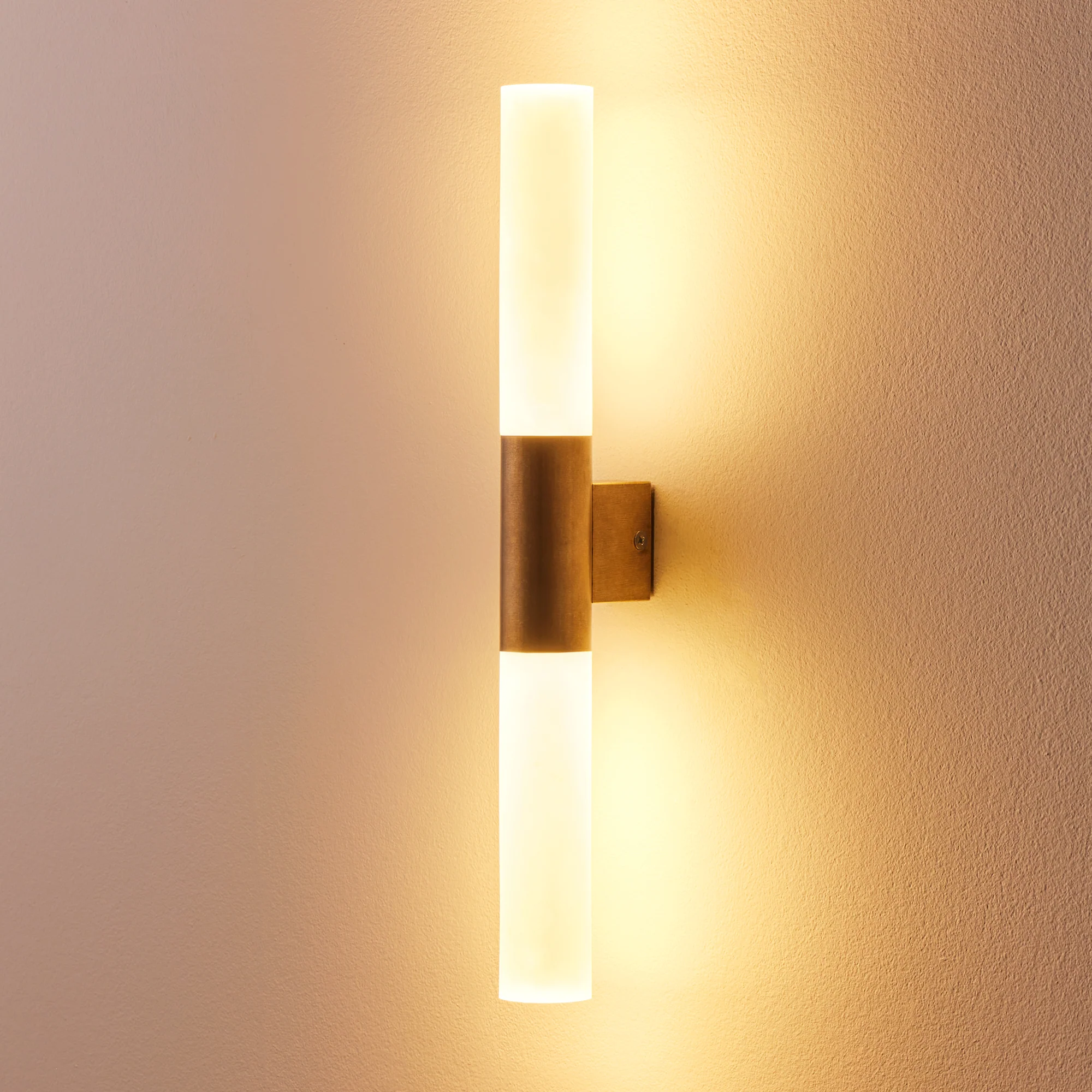 Kenobi IP65 wall light in brass - Image 6