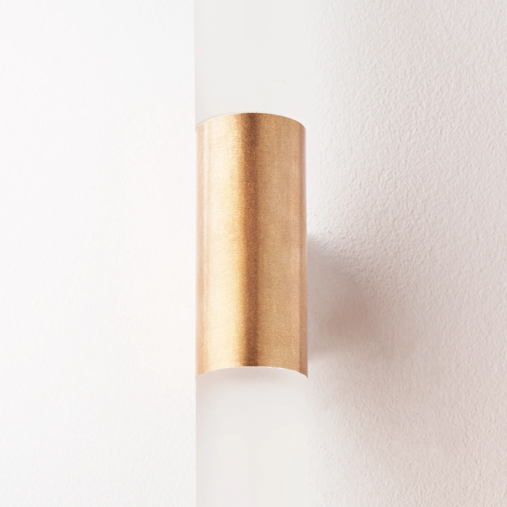 Kenobi IP65 wall light in brass - Image 9