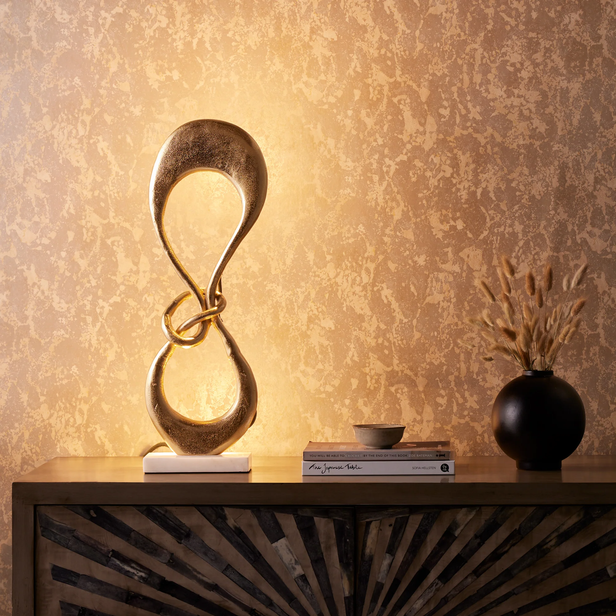 Knotty sculptural table lamp in gold and white marble - Image 2