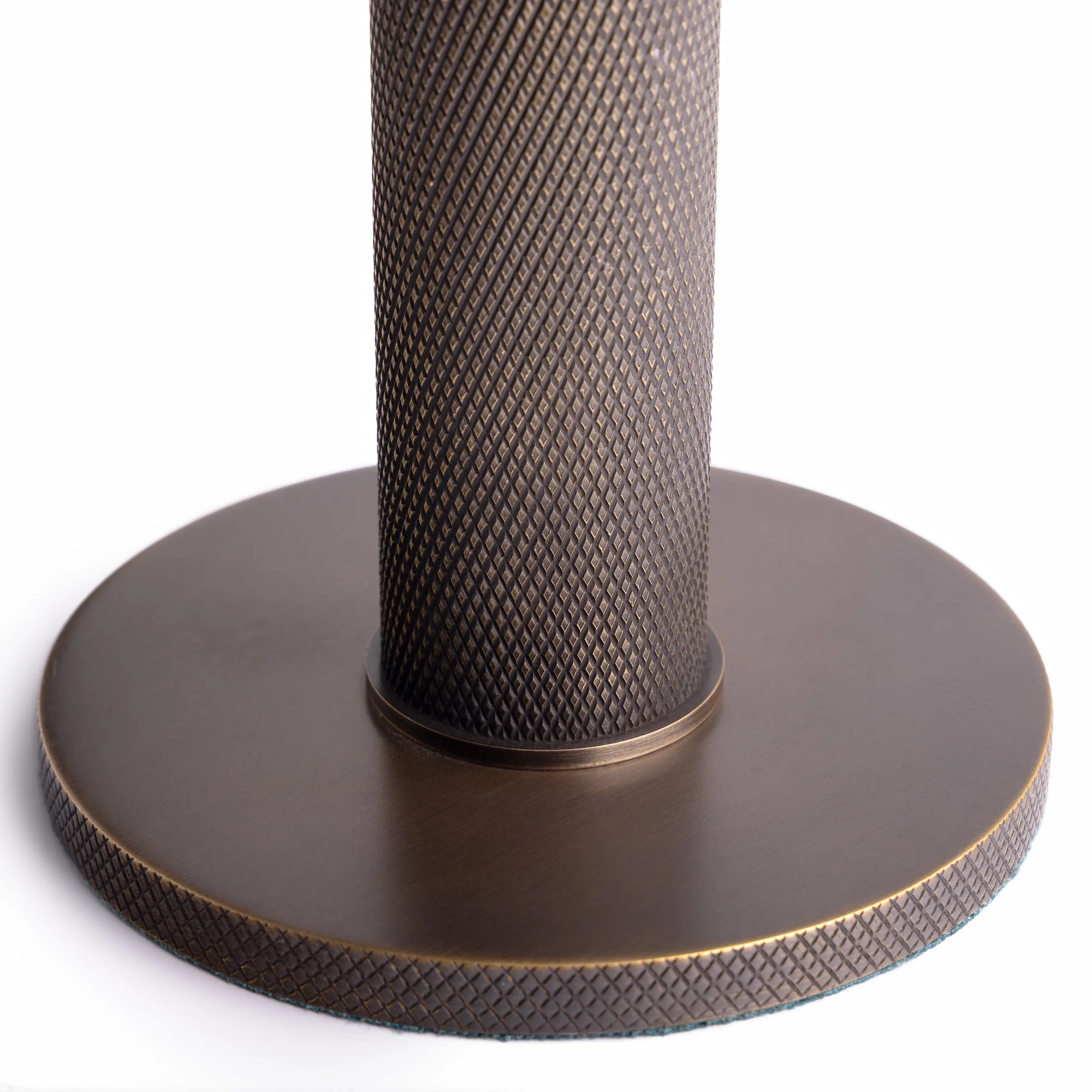 Knurloid rechargeable table lamp in bronze - Image 4