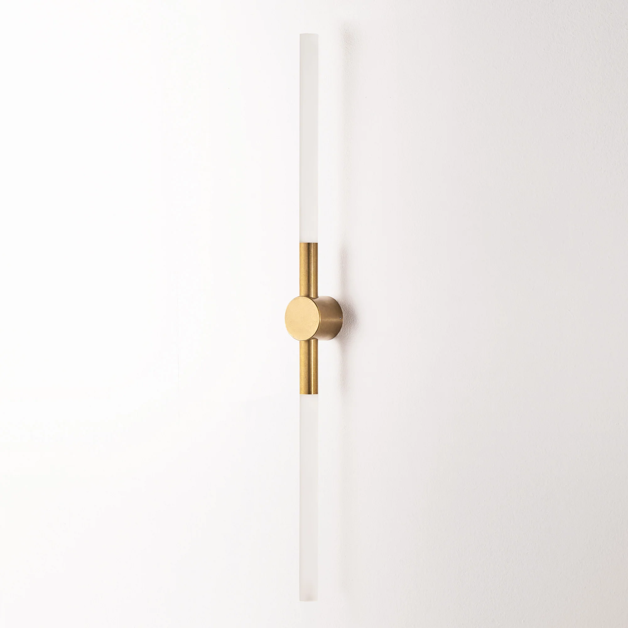 Kyber IP65 wall light in brass - Image 2