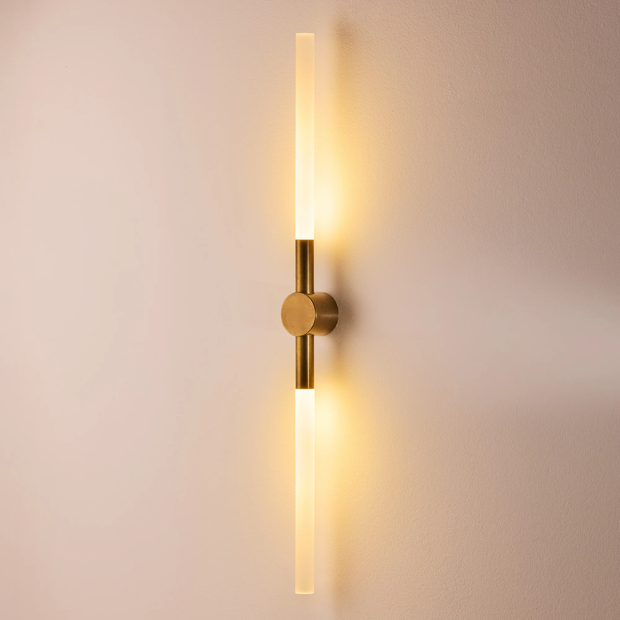 Kyber IP65 wall light in brass - Image 3