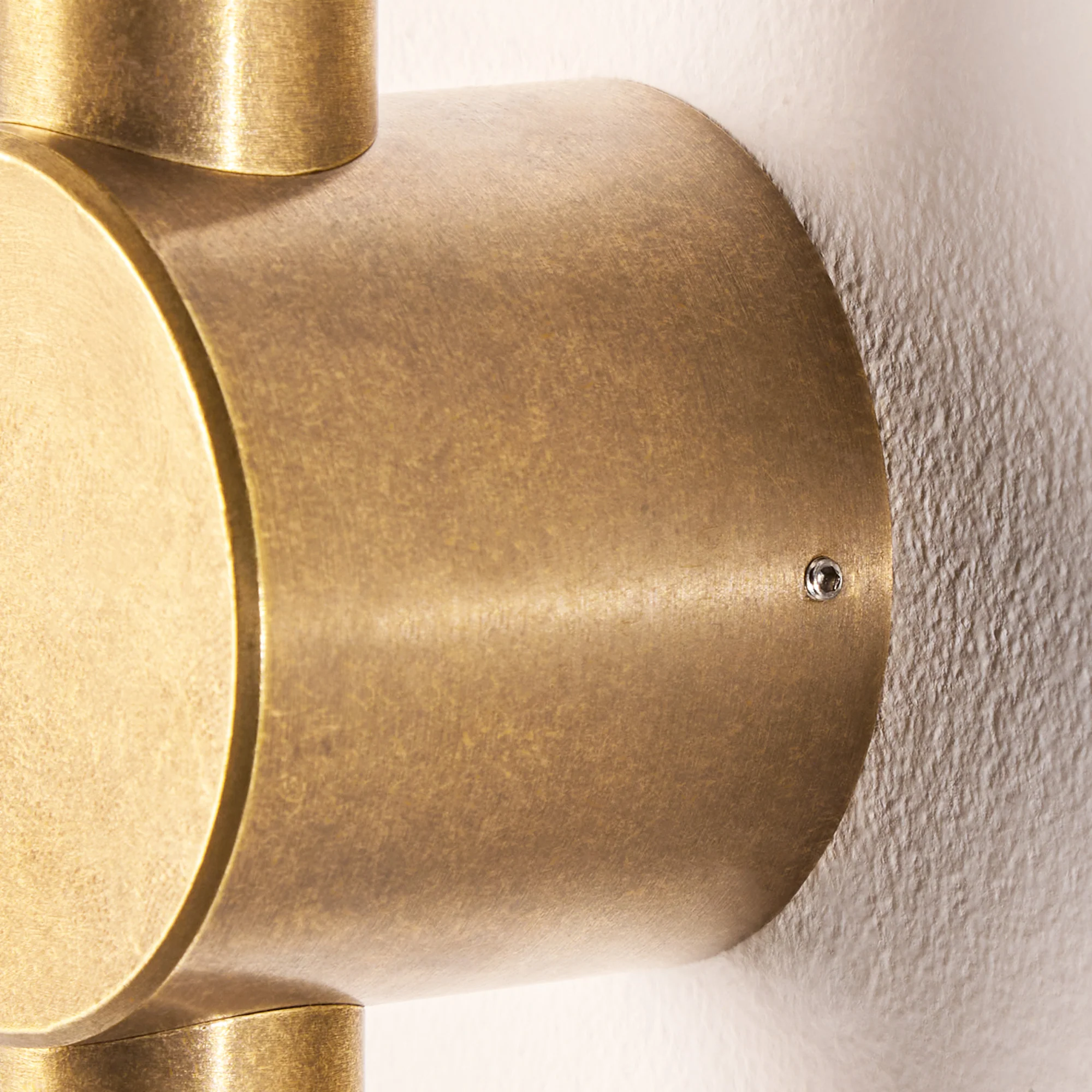 Kyber IP65 wall light in brass - Image 4