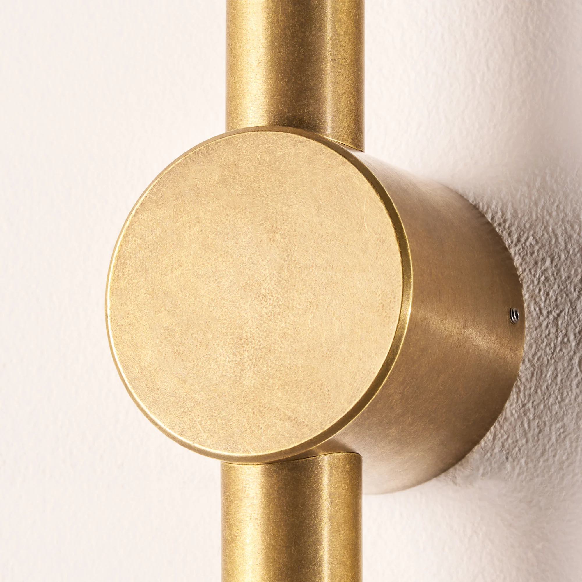 Kyber IP65 wall light in brass - Image 5