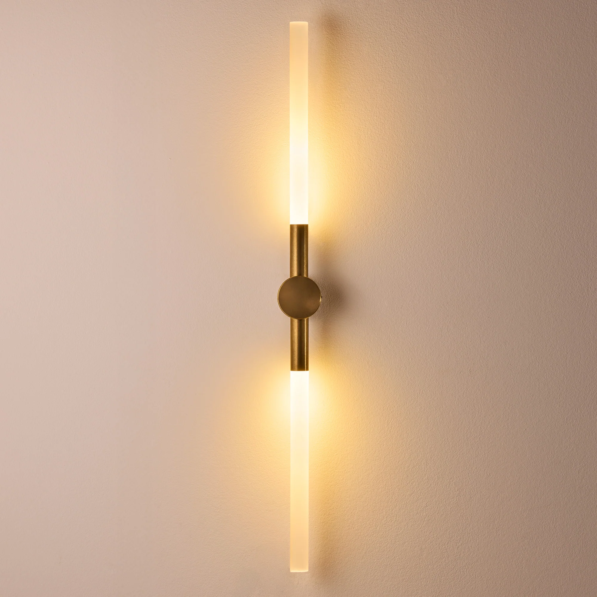 Kyber IP65 wall light in brass - Image 7