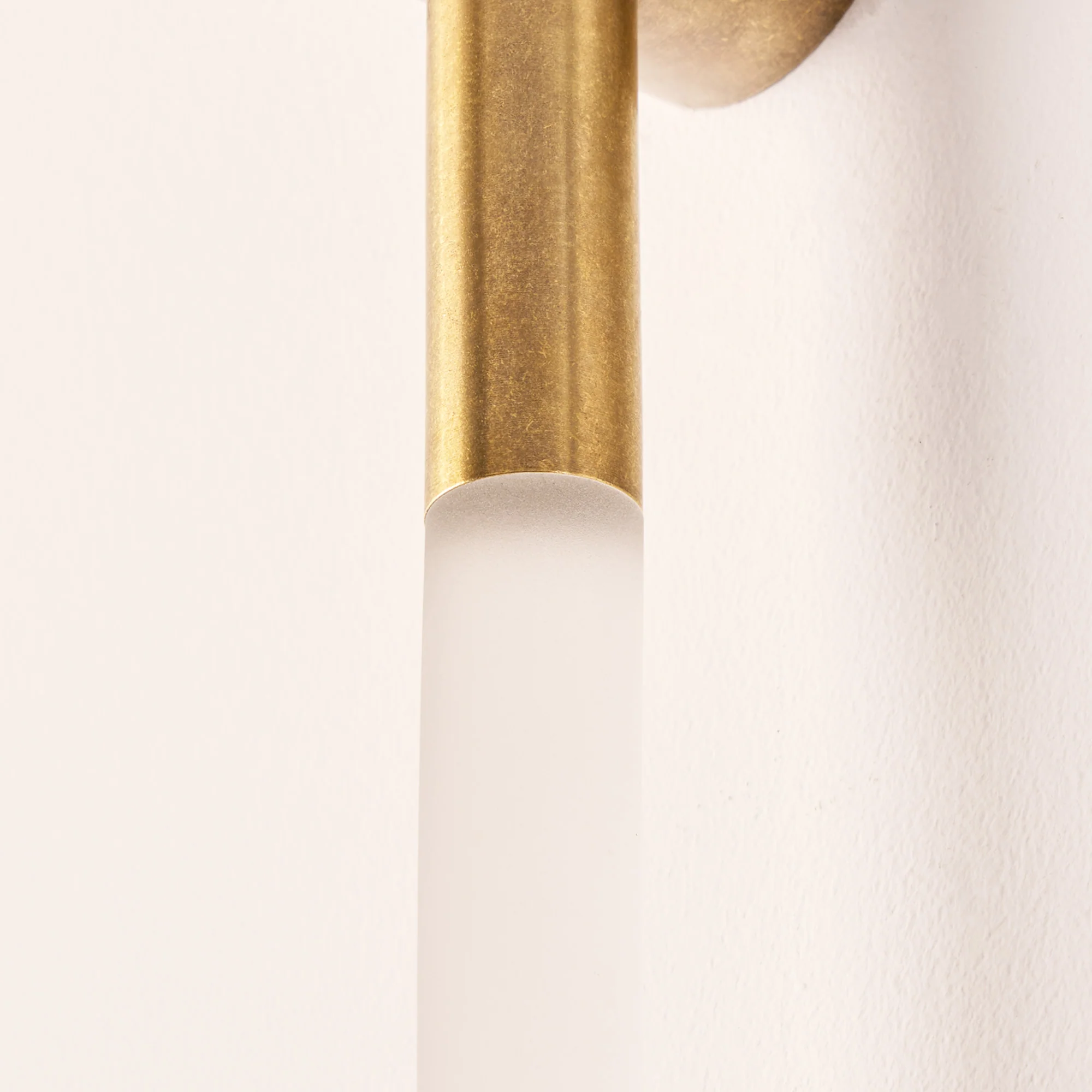 Kyber IP65 wall light in brass - Image 8