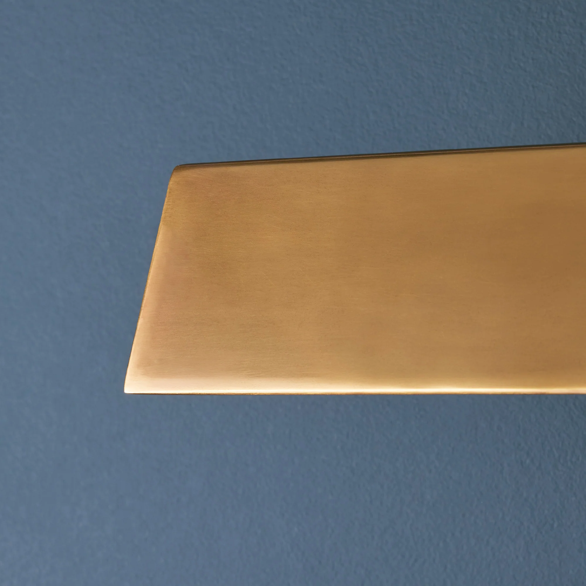 Larger Anselm picture light in antique brass - Image 10