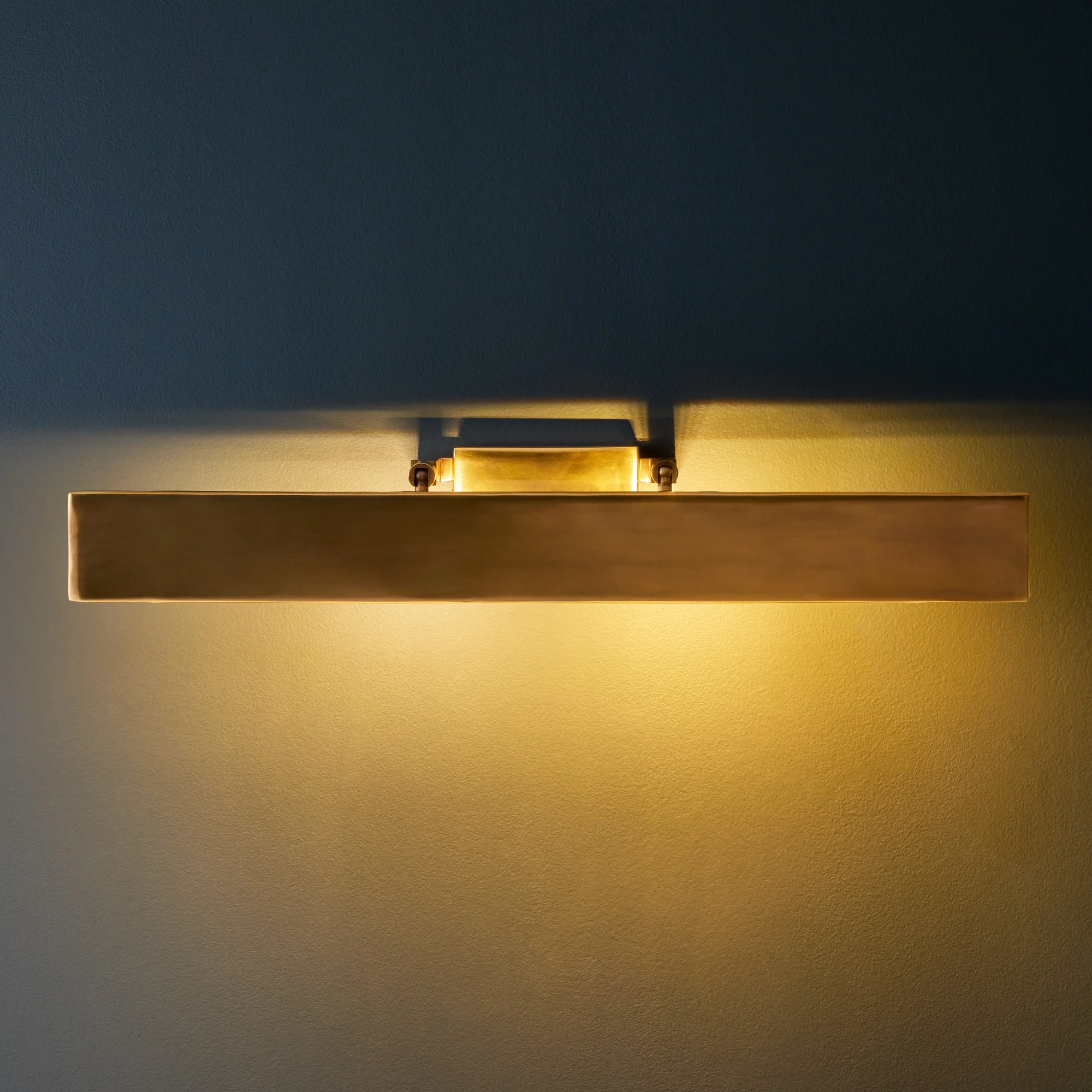 Larger Anselm picture light in antique brass - Image 2