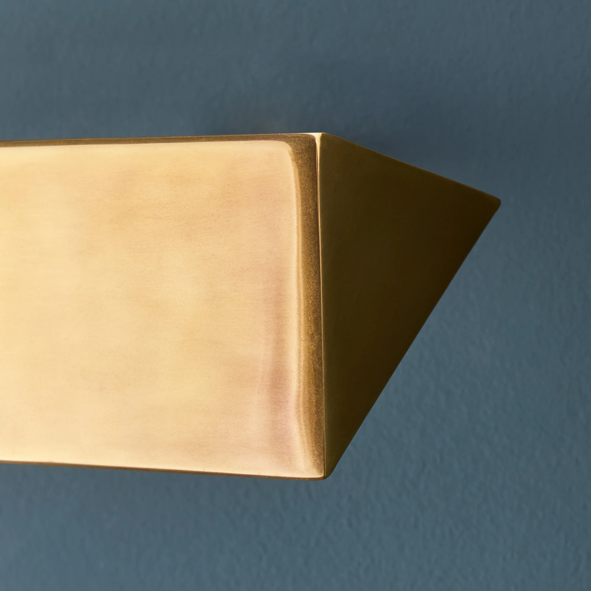 Larger Anselm picture light in antique brass - Image 3