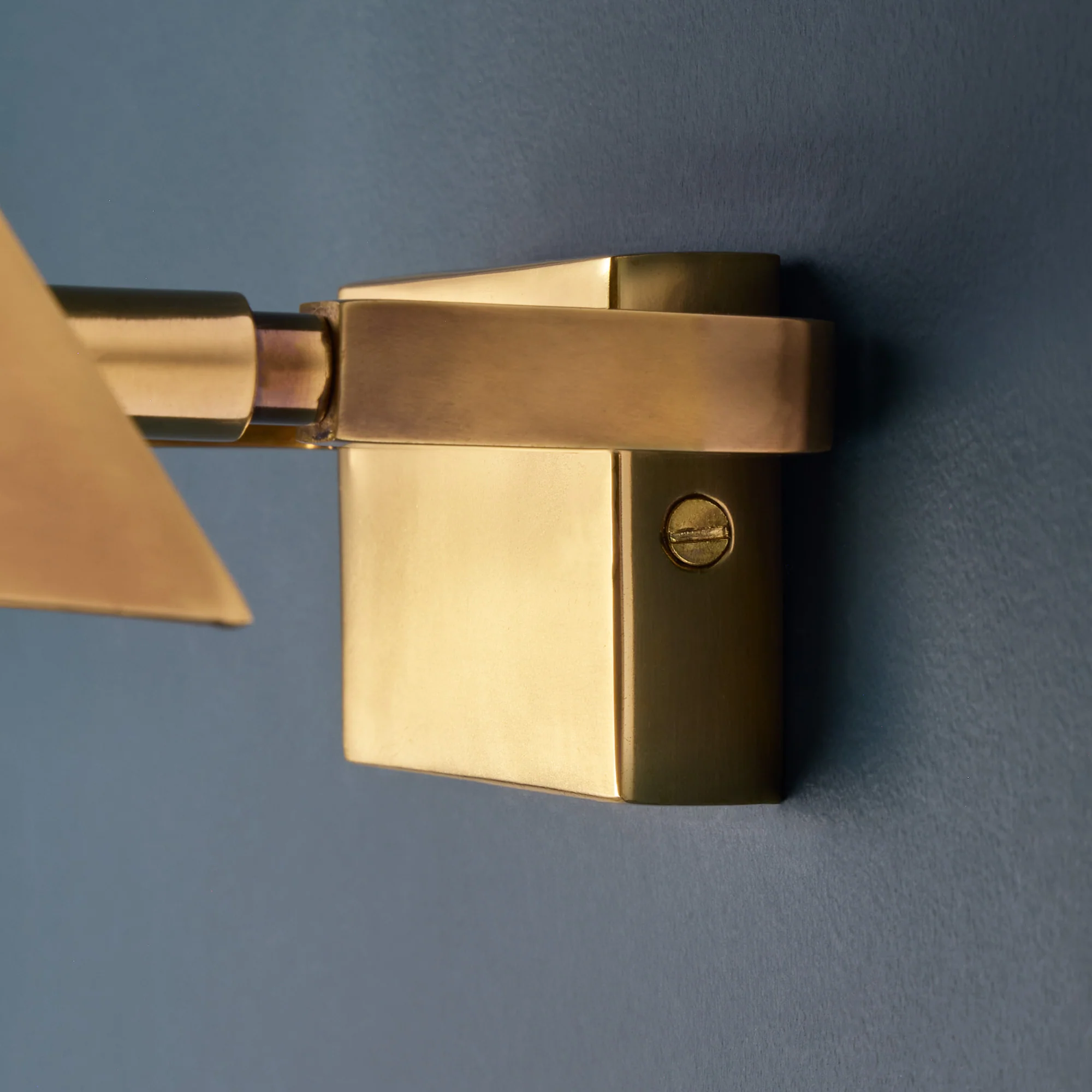 Larger Anselm picture light in antique brass - Image 5