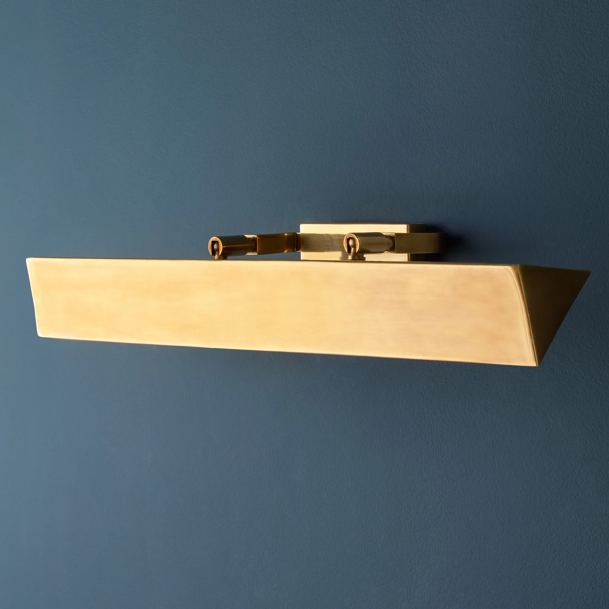 Larger Anselm picture light in antique brass - Image 6
