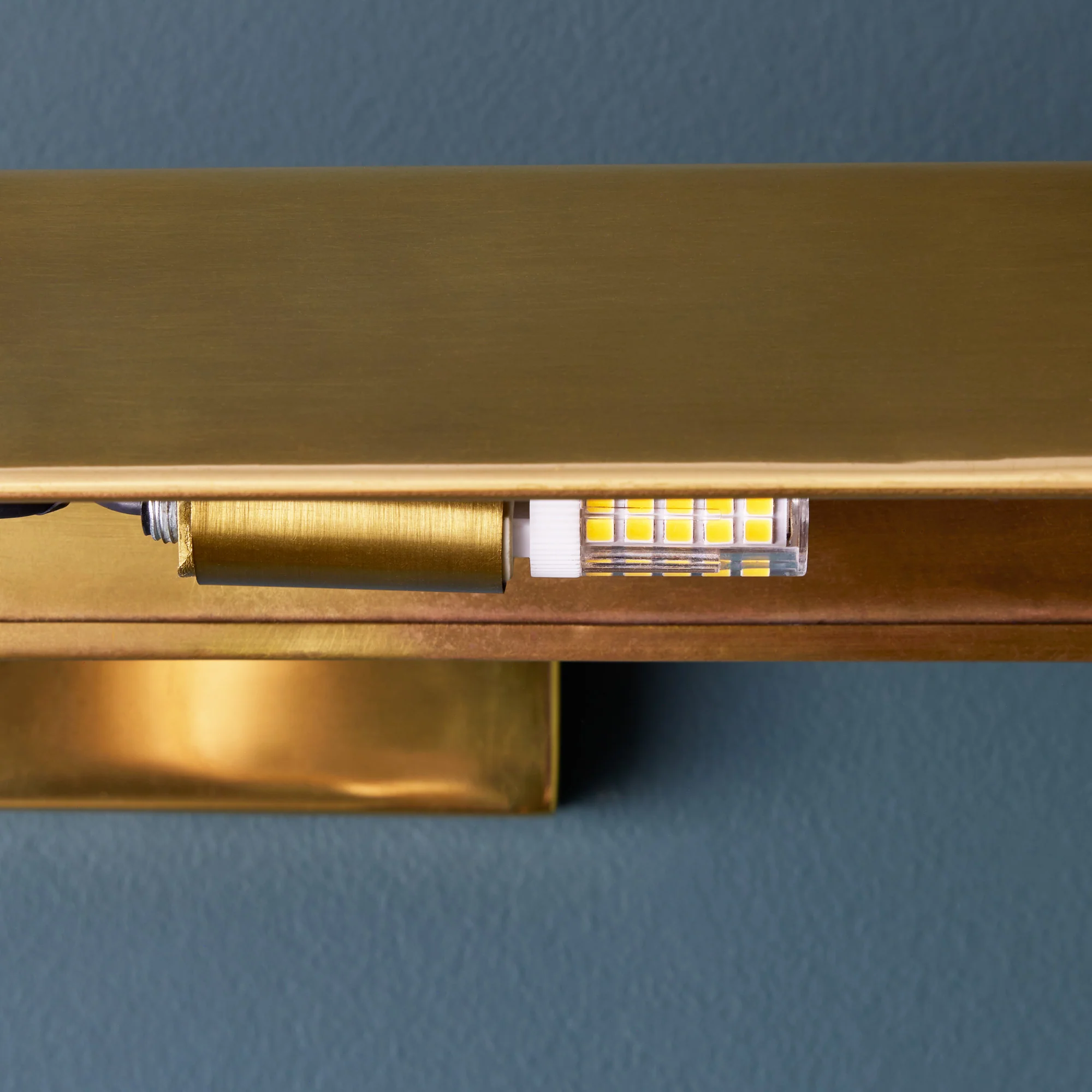 Larger Anselm picture light in antique brass - Image 8