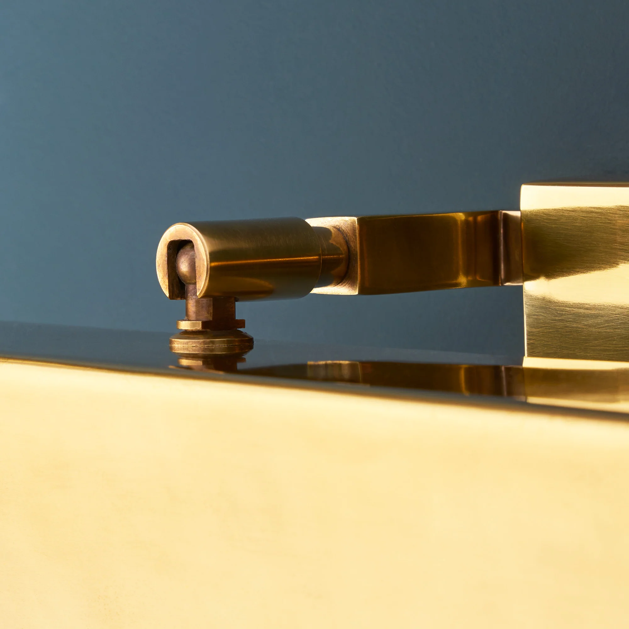Larger Anselm picture light in antique brass - Image 9