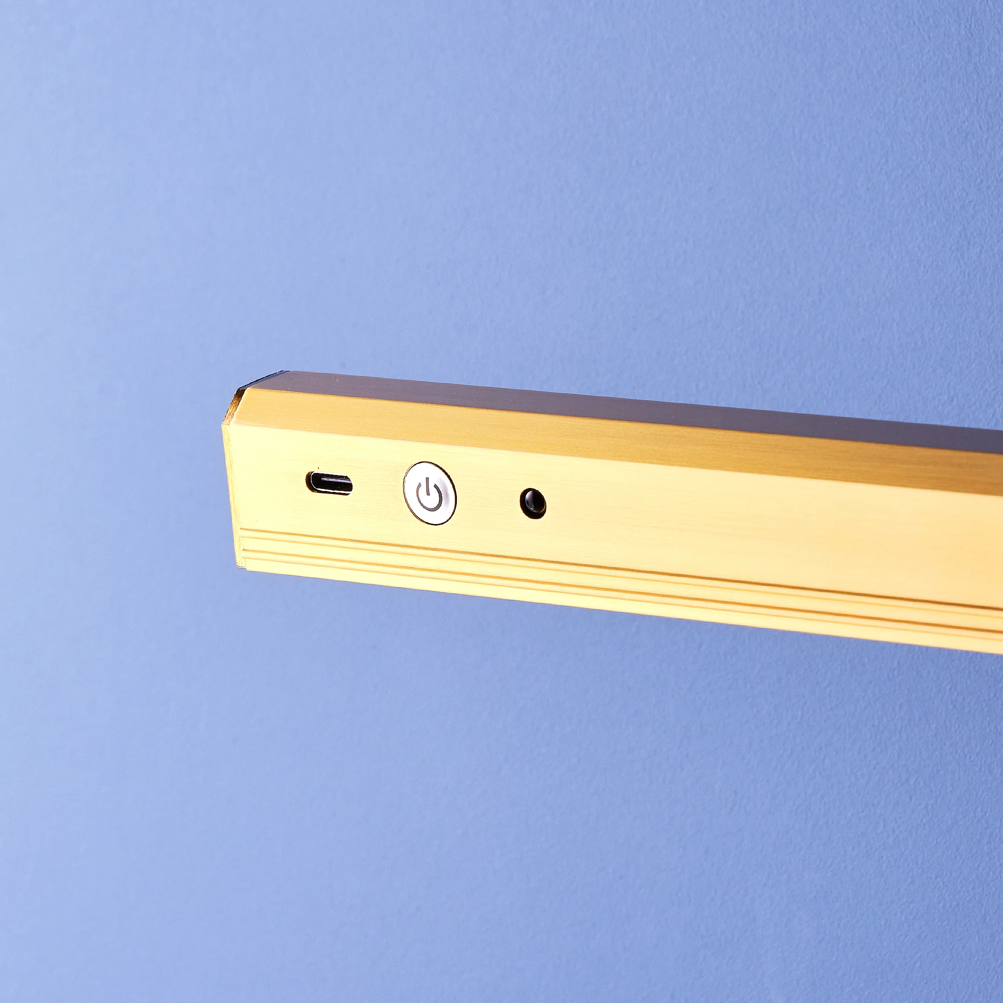 Larger Marcel rechargeable picture light in antique brass finish - Image 3