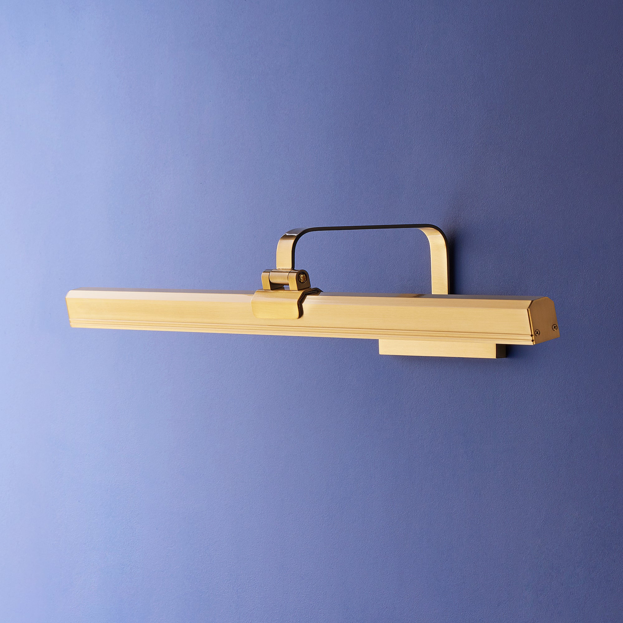 Larger Marcel rechargeable picture light in antique brass finish - Image 8